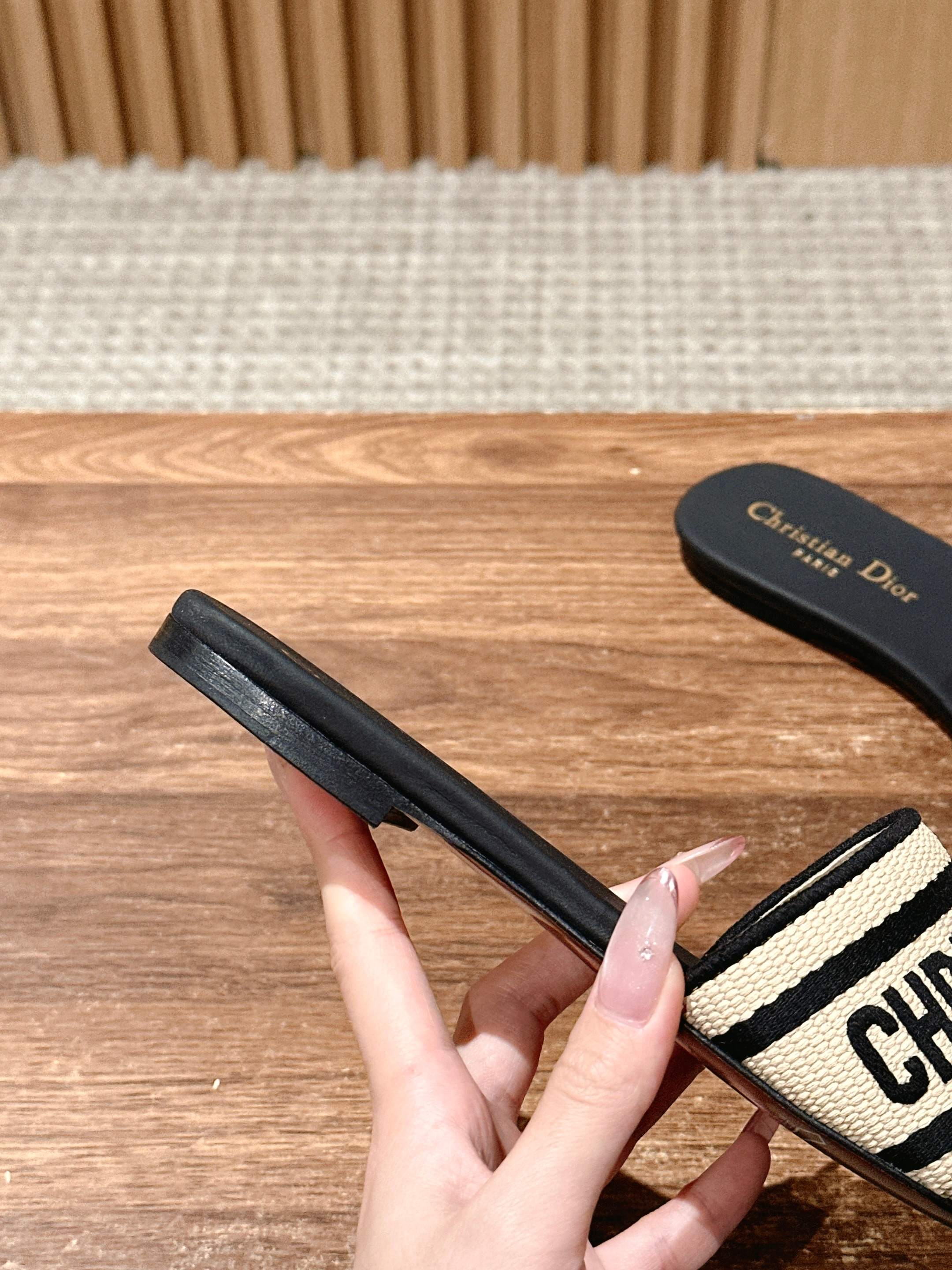 𝐂𝐡𝐫𝐢𝐬𝐭𝐢𝐚𝐧 𝐃𝐢𝐨𝐫# 迪奥春夏新款升级刺绣拖鞋，这款拖鞋真的好穿又好看，今年的颜色真的超美，每