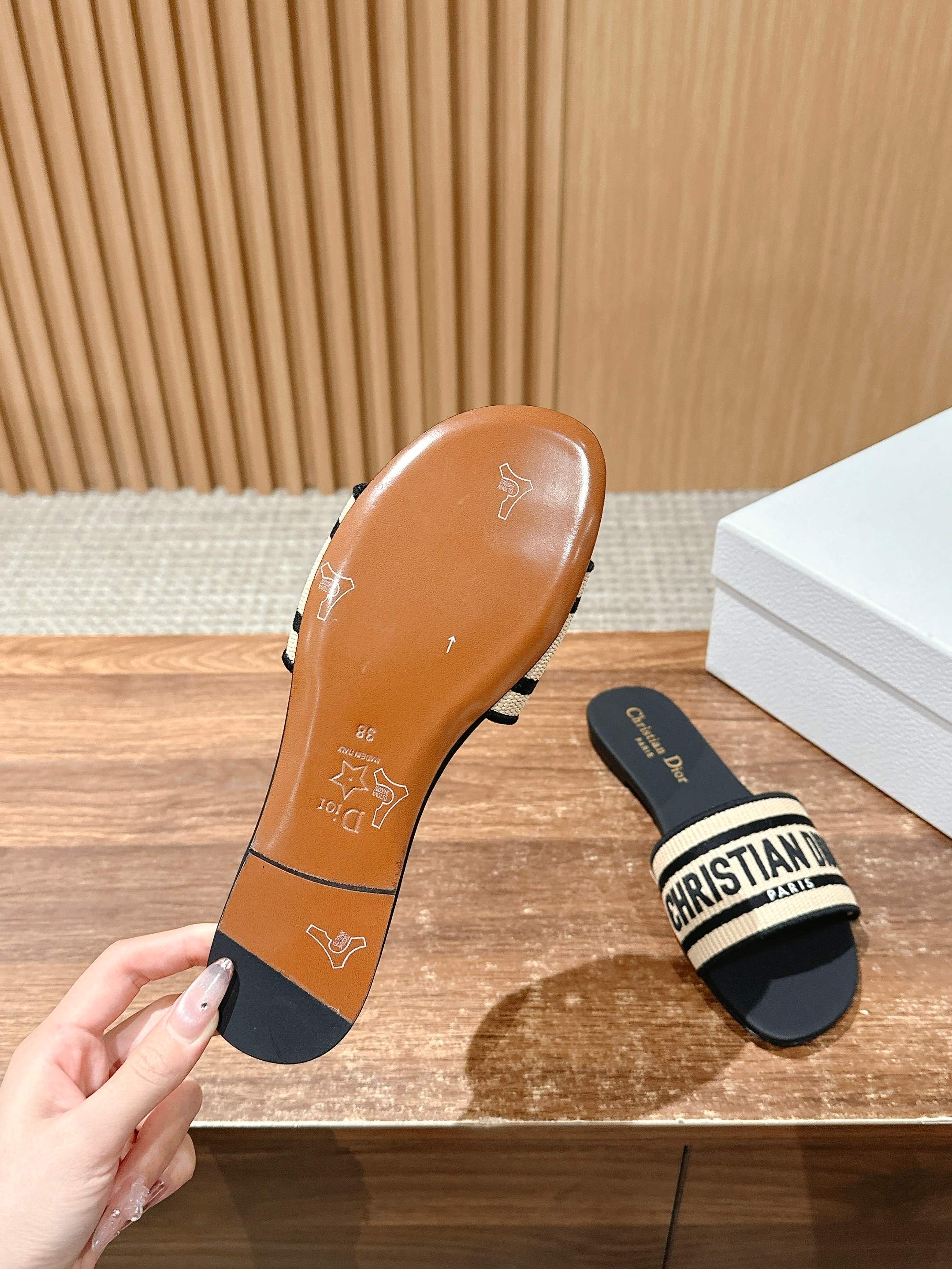 𝐂𝐡𝐫𝐢𝐬𝐭𝐢𝐚𝐧 𝐃𝐢𝐨𝐫# 迪奥春夏新款升级刺绣拖鞋，这款拖鞋真的好穿又好看，今年的颜色真的超美，每