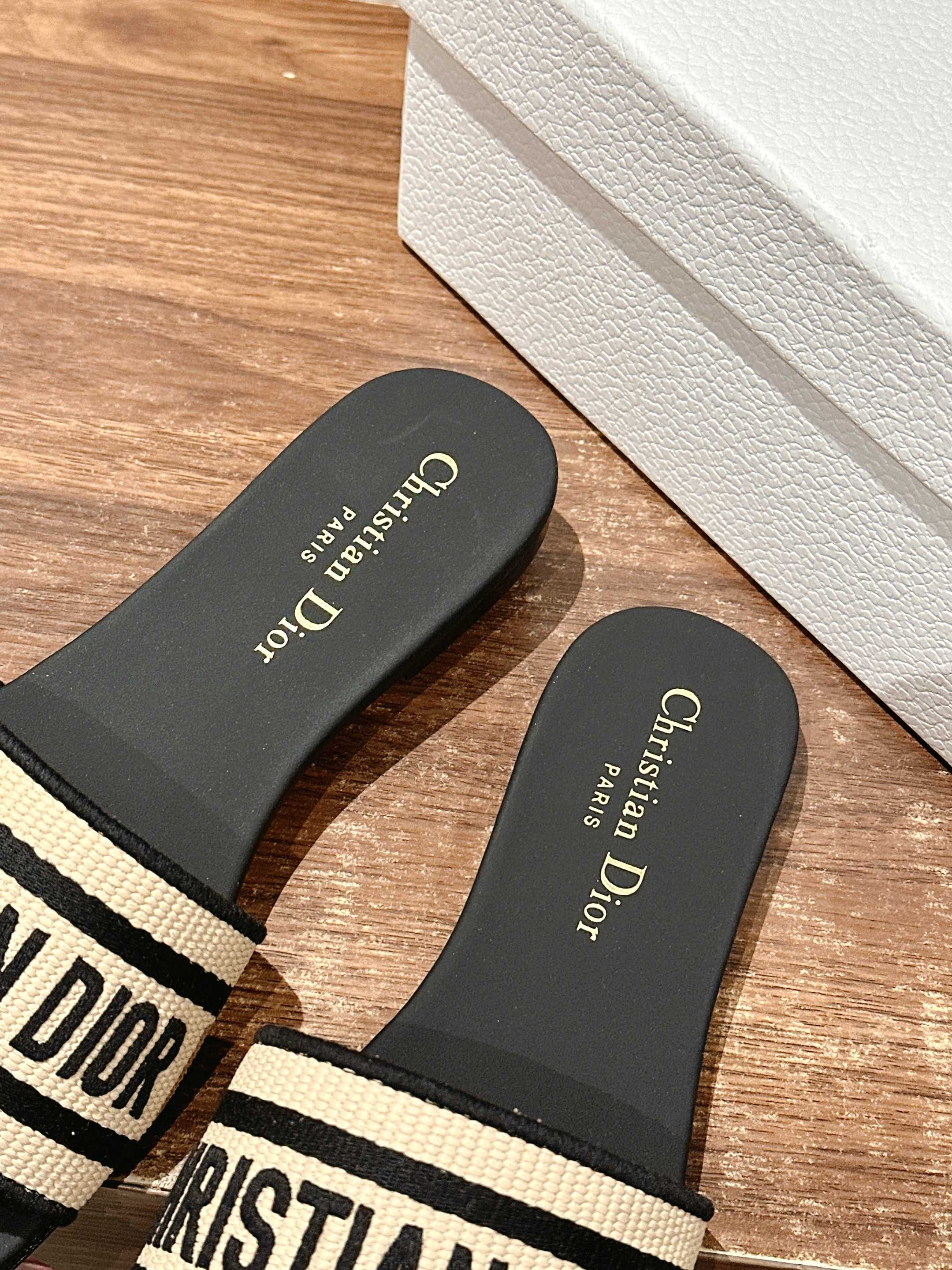 𝐂𝐡𝐫𝐢𝐬𝐭𝐢𝐚𝐧 𝐃𝐢𝐨𝐫# 迪奥春夏新款升级刺绣拖鞋，这款拖鞋真的好穿又好看，今年的颜色真的超美，每