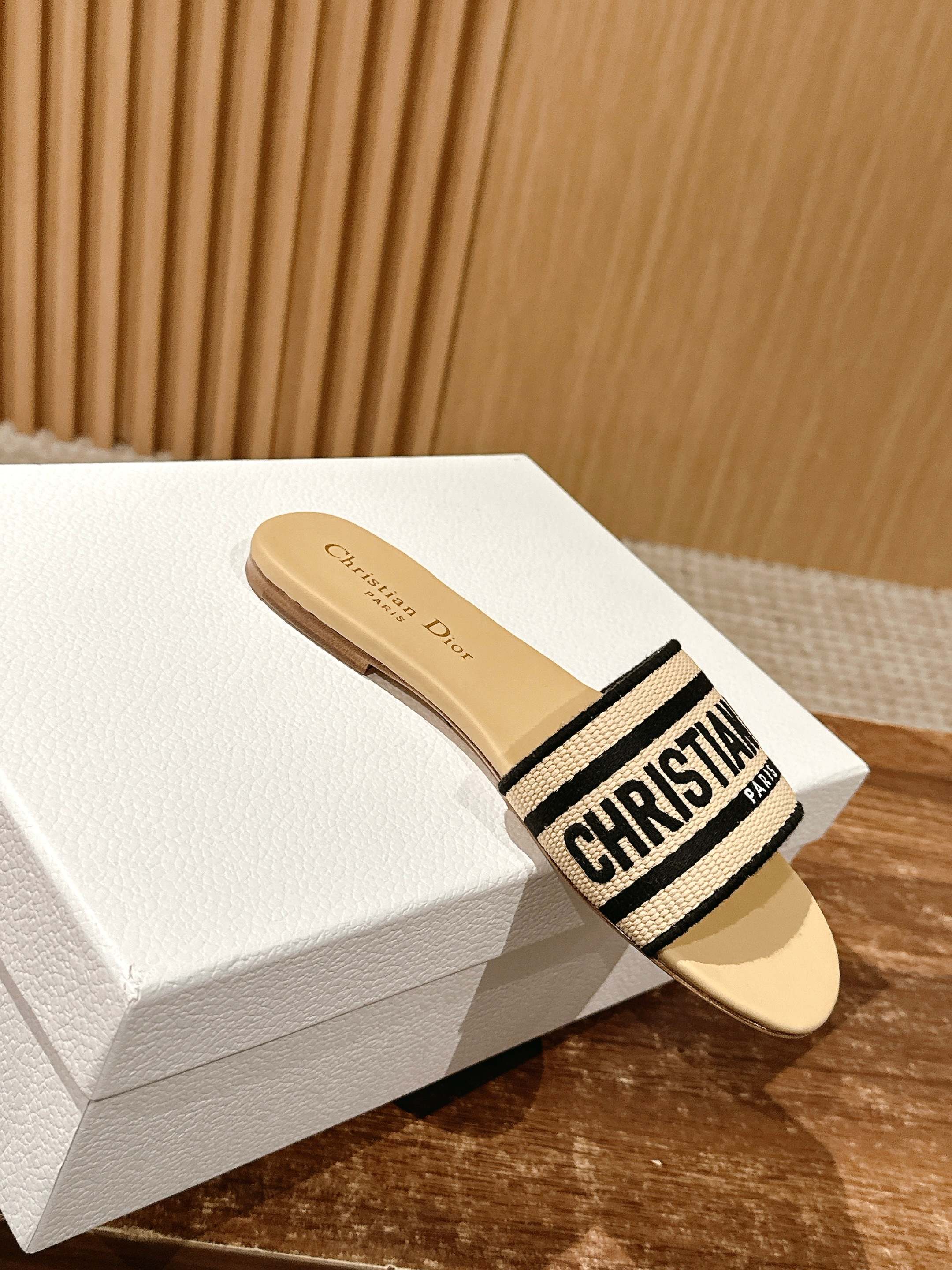 𝐂𝐡𝐫𝐢𝐬𝐭𝐢𝐚𝐧 𝐃𝐢𝐨𝐫# 迪奥春夏新款升级刺绣拖鞋，这款拖鞋真的好穿又好看，今年的颜色真的超美，每