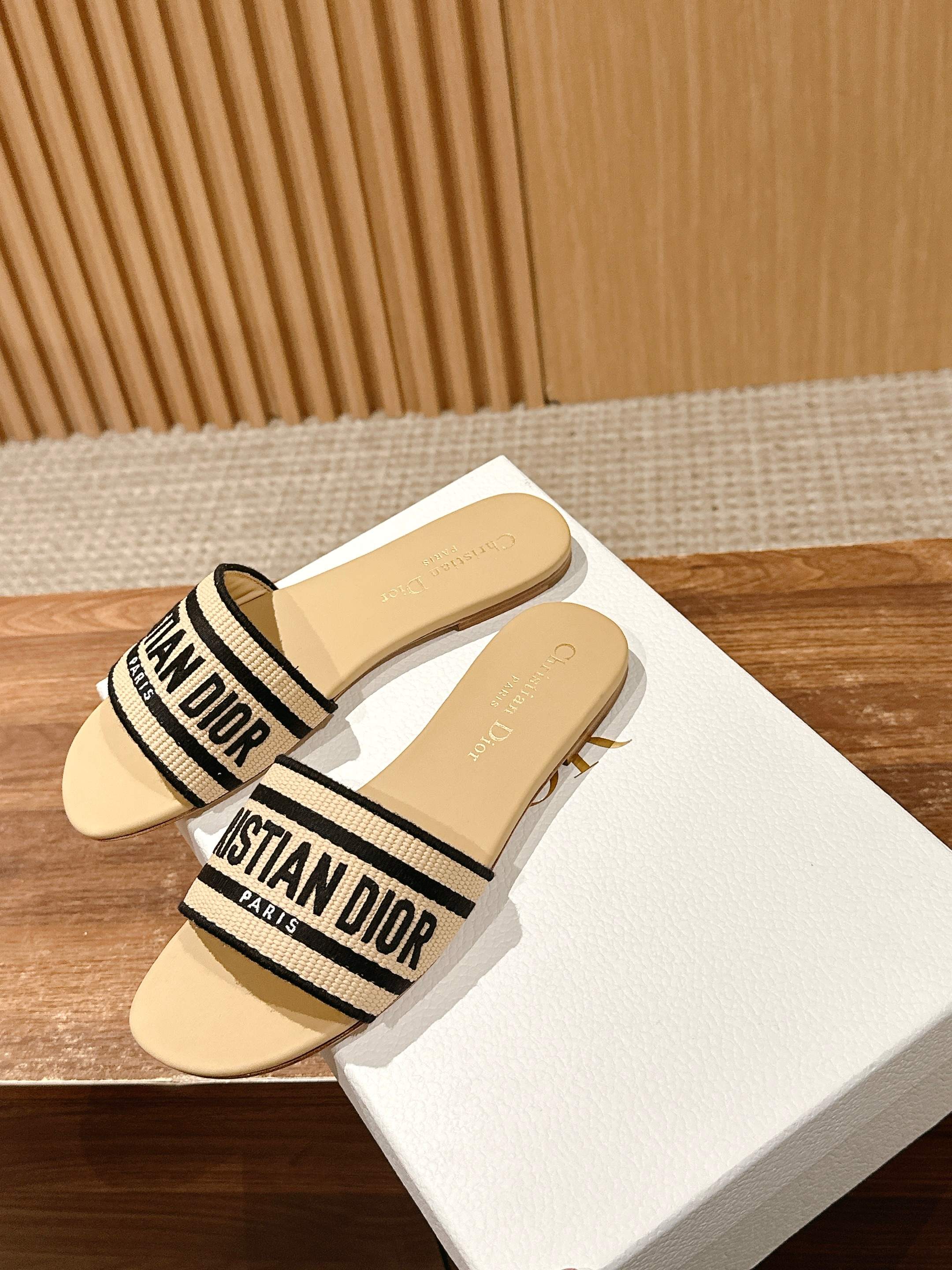 𝐂𝐡𝐫𝐢𝐬𝐭𝐢𝐚𝐧 𝐃𝐢𝐨𝐫# 迪奥春夏新款升级刺绣拖鞋，这款拖鞋真的好穿又好看，今年的颜色真的超美，每