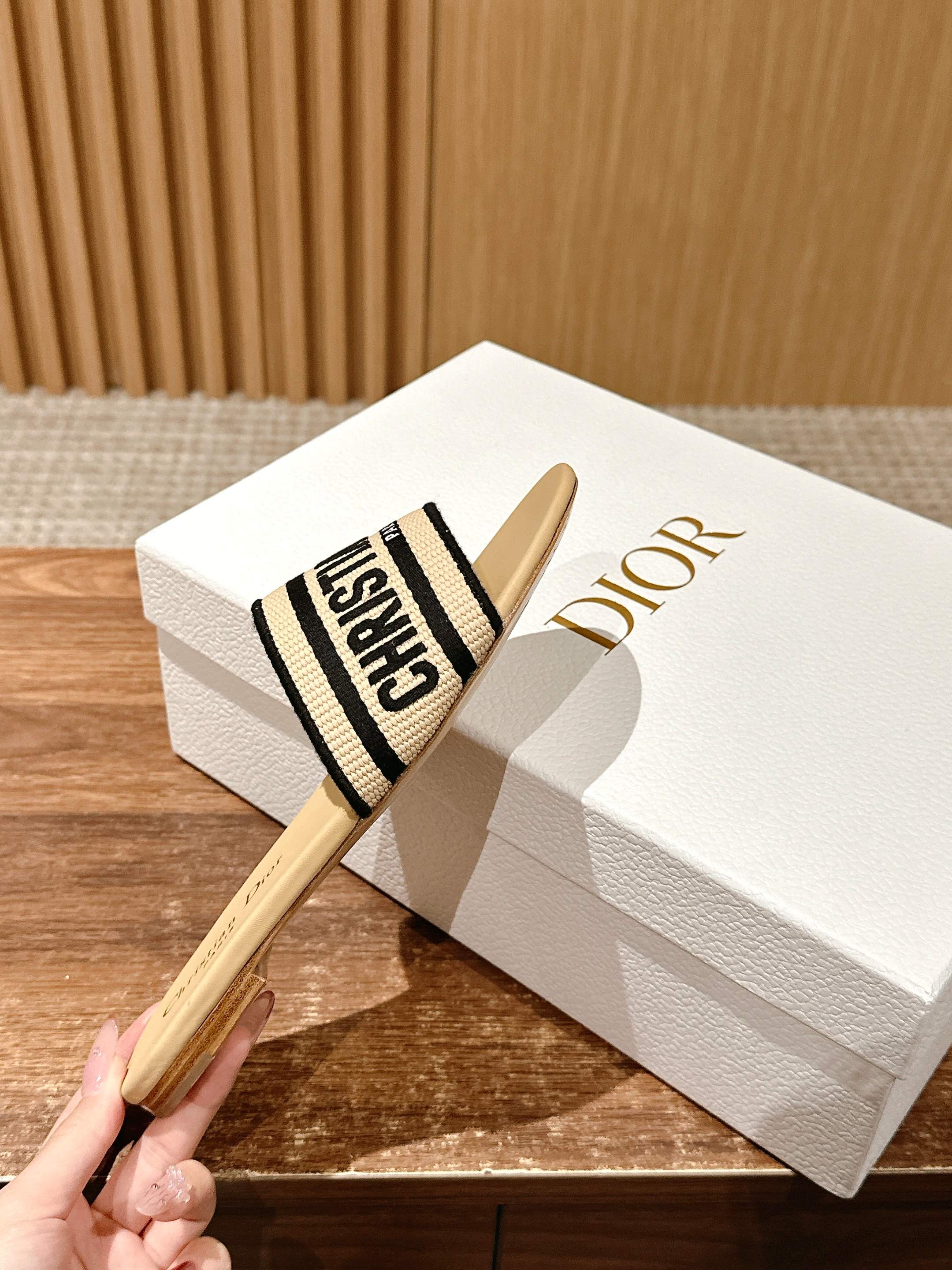 𝐂𝐡𝐫𝐢𝐬𝐭𝐢𝐚𝐧 𝐃𝐢𝐨𝐫# 迪奥春夏新款升级刺绣拖鞋，这款拖鞋真的好穿又好看，今年的颜色真的超美，每