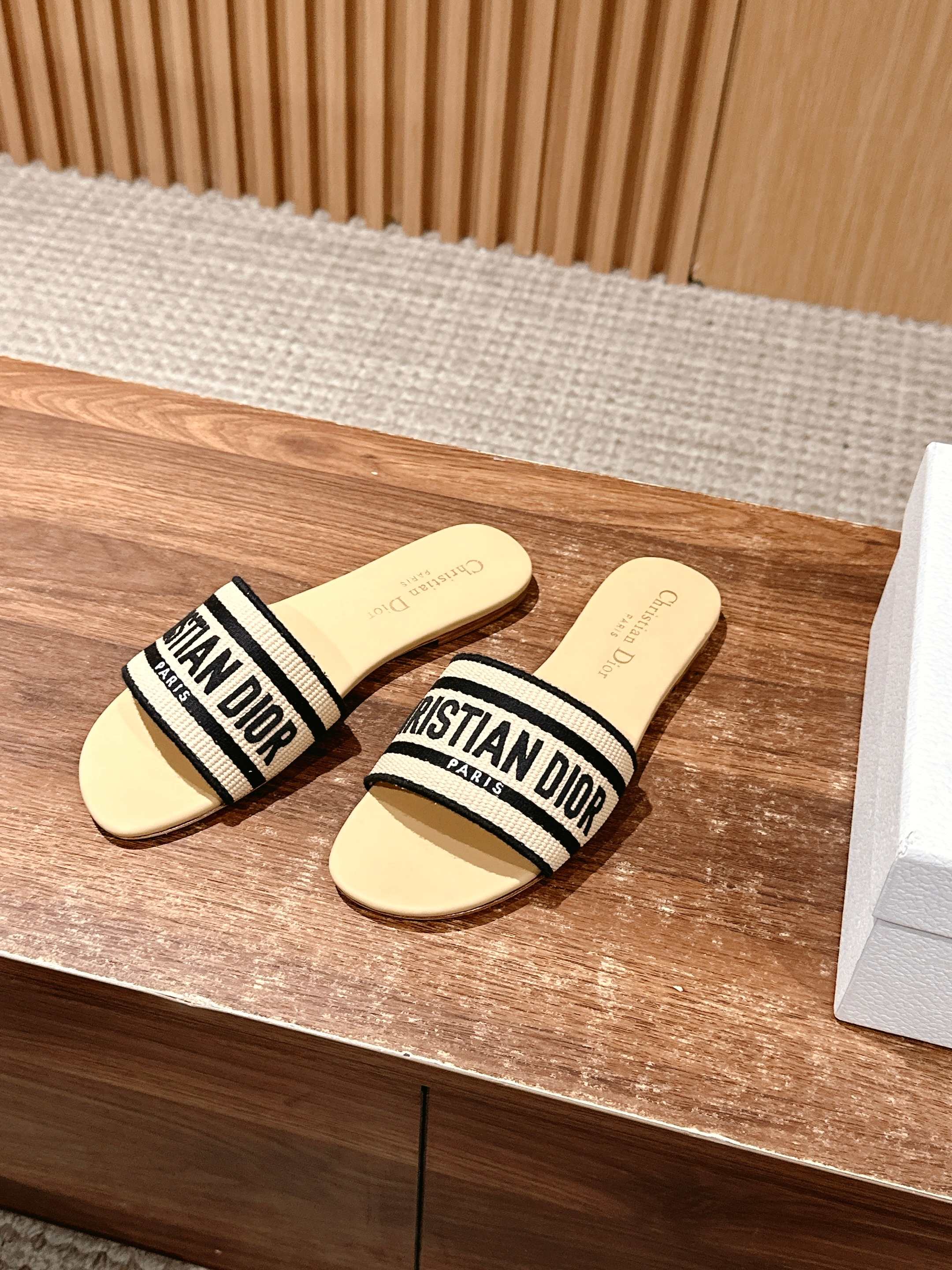 𝐂𝐡𝐫𝐢𝐬𝐭𝐢𝐚𝐧 𝐃𝐢𝐨𝐫# 迪奥春夏新款升级刺绣拖鞋，这款拖鞋真的好穿又好看，今年的颜色真的超美，每