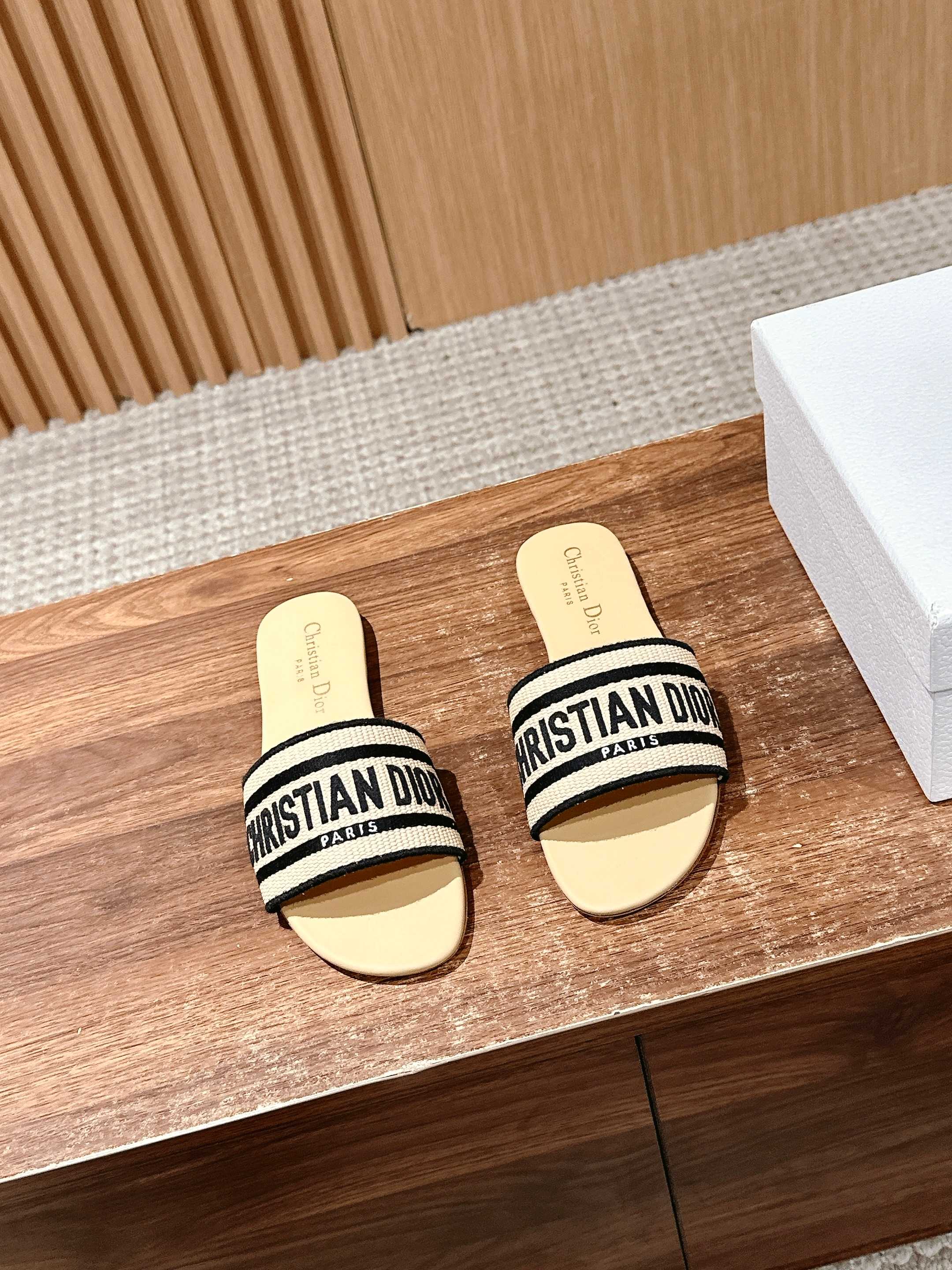 𝐂𝐡𝐫𝐢𝐬𝐭𝐢𝐚𝐧 𝐃𝐢𝐨𝐫# 迪奥春夏新款升级刺绣拖鞋，这款拖鞋真的好穿又好看，今年的颜色真的超美，每