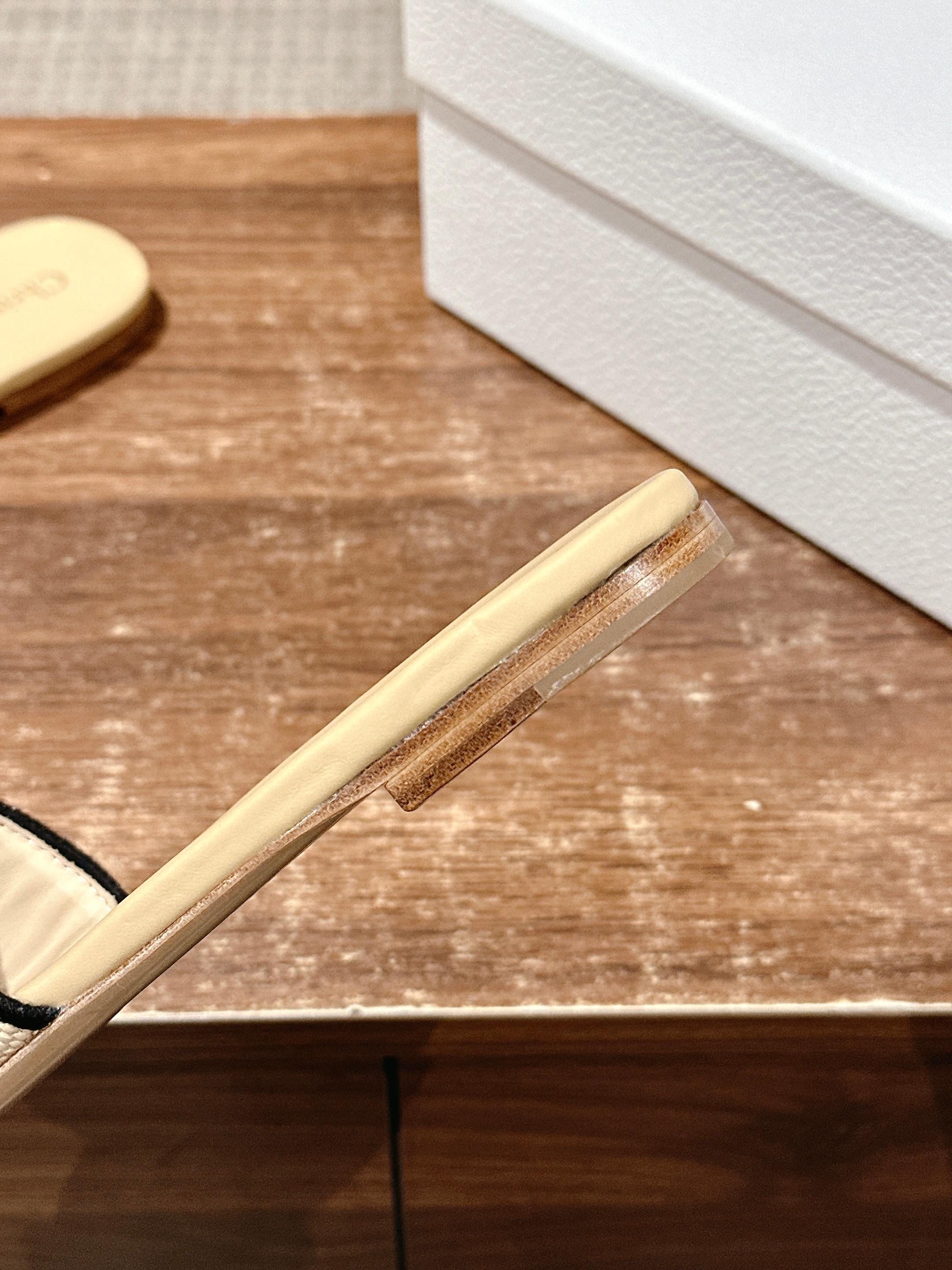 𝐂𝐡𝐫𝐢𝐬𝐭𝐢𝐚𝐧 𝐃𝐢𝐨𝐫# 迪奥春夏新款升级刺绣拖鞋，这款拖鞋真的好穿又好看，今年的颜色真的超美，每