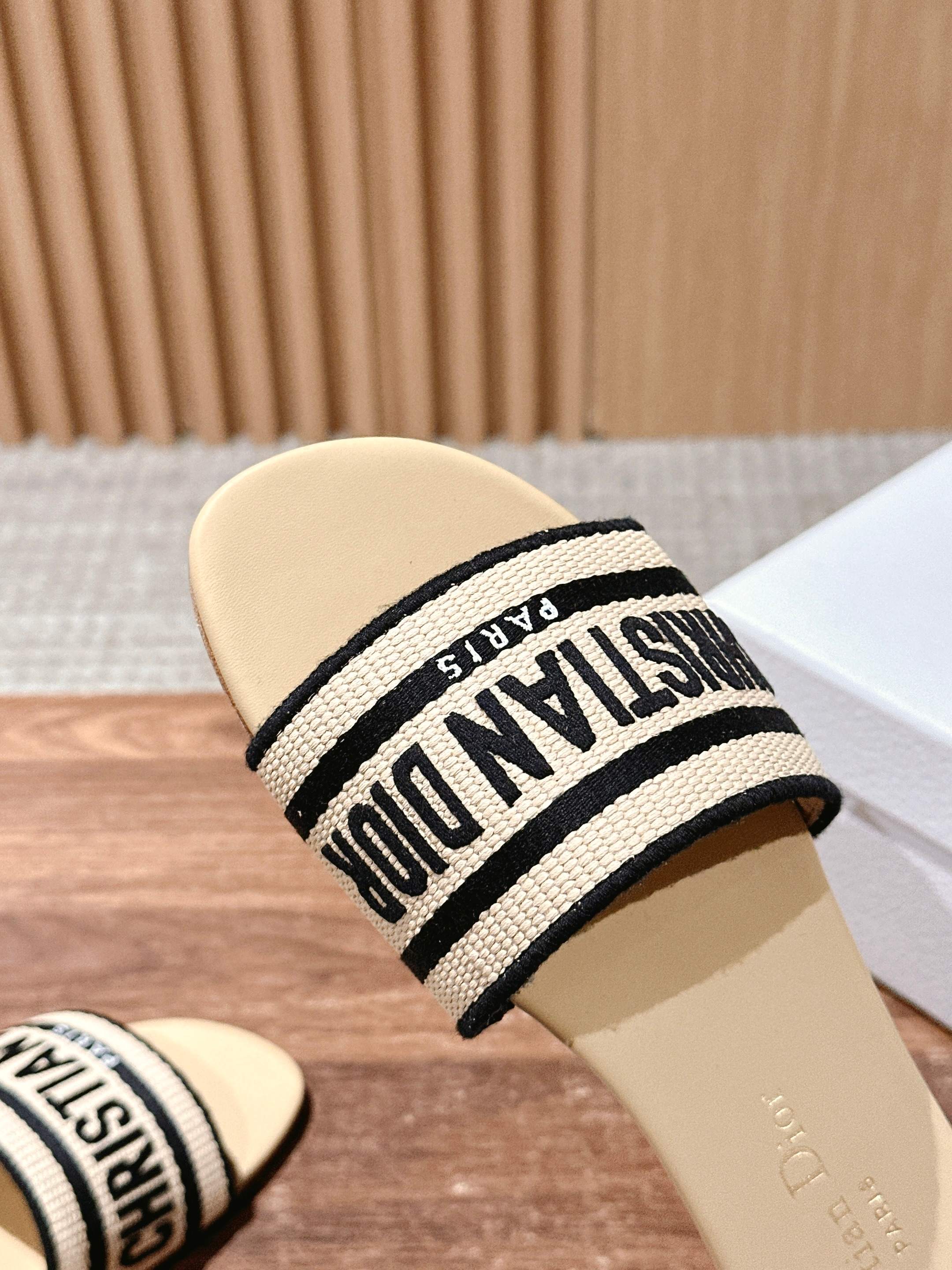 𝐂𝐡𝐫𝐢𝐬𝐭𝐢𝐚𝐧 𝐃𝐢𝐨𝐫# 迪奥春夏新款升级刺绣拖鞋，这款拖鞋真的好穿又好看，今年的颜色真的超美，每