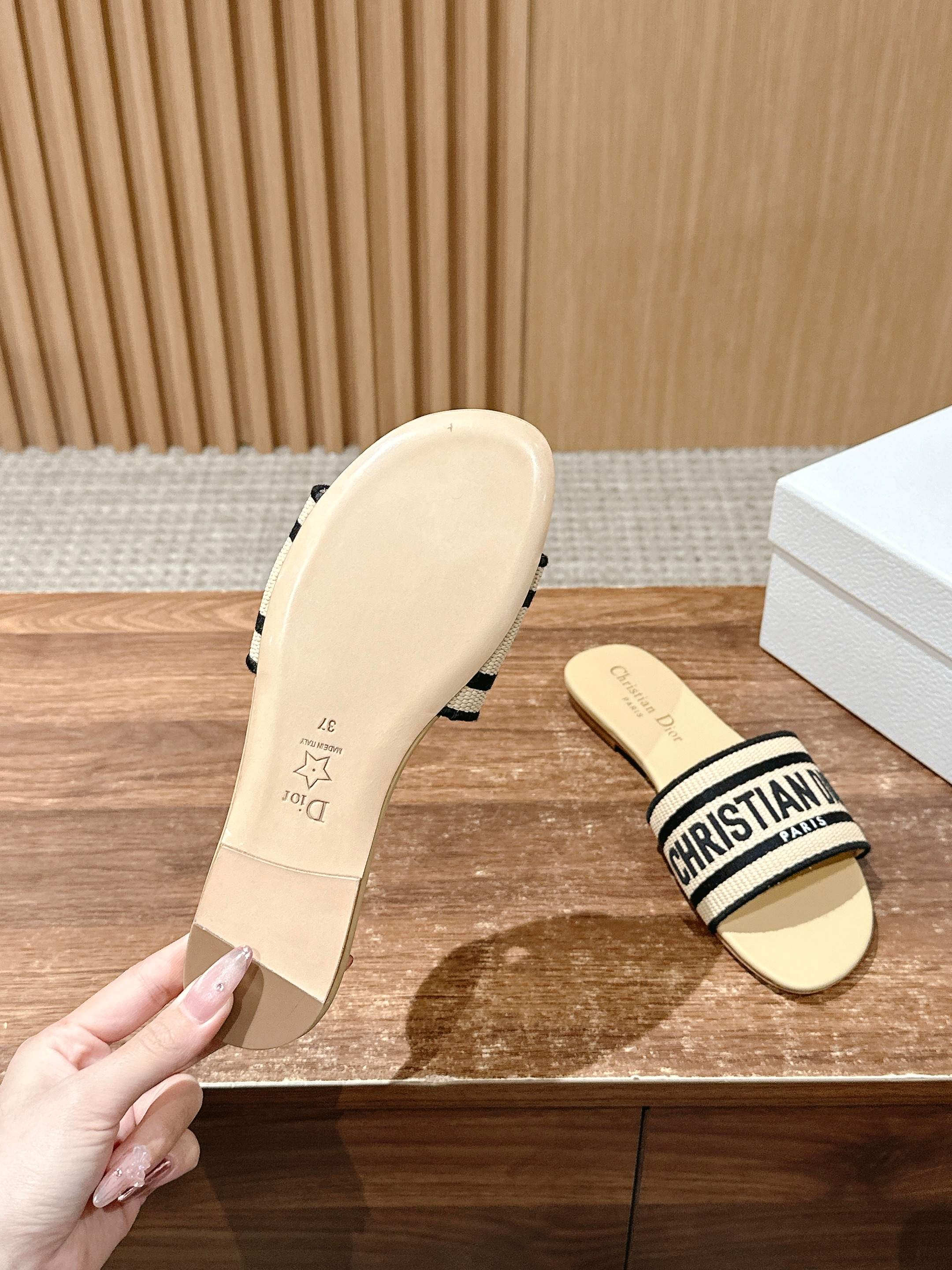 𝐂𝐡𝐫𝐢𝐬𝐭𝐢𝐚𝐧 𝐃𝐢𝐨𝐫# 迪奥春夏新款升级刺绣拖鞋，这款拖鞋真的好穿又好看，今年的颜色真的超美，每