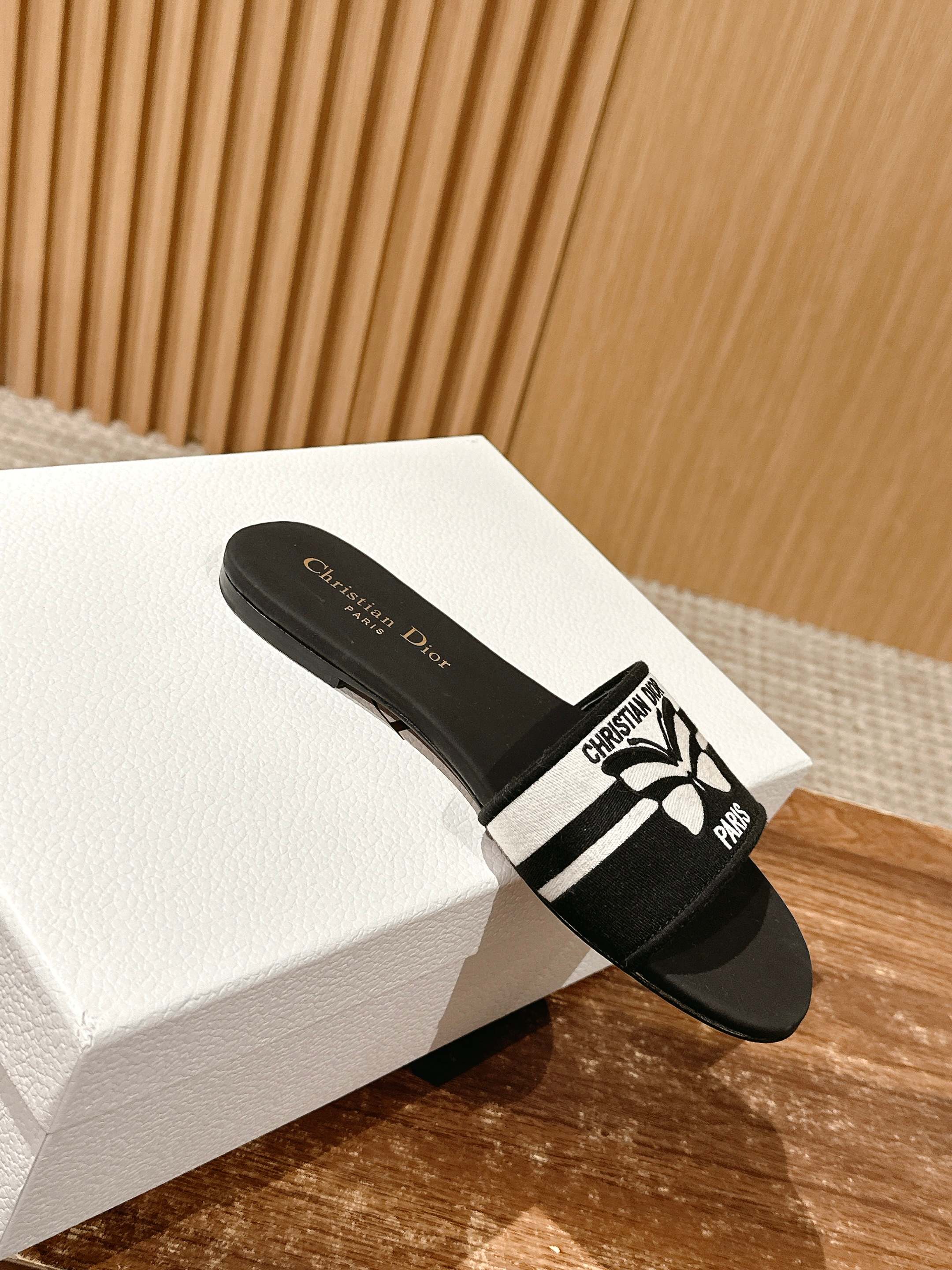 𝐂𝐡𝐫𝐢𝐬𝐭𝐢𝐚𝐧 𝐃𝐢𝐨𝐫# 迪奥春夏新款升级刺绣拖鞋，这款拖鞋真的好穿又好看，今年的颜色真的超美，每