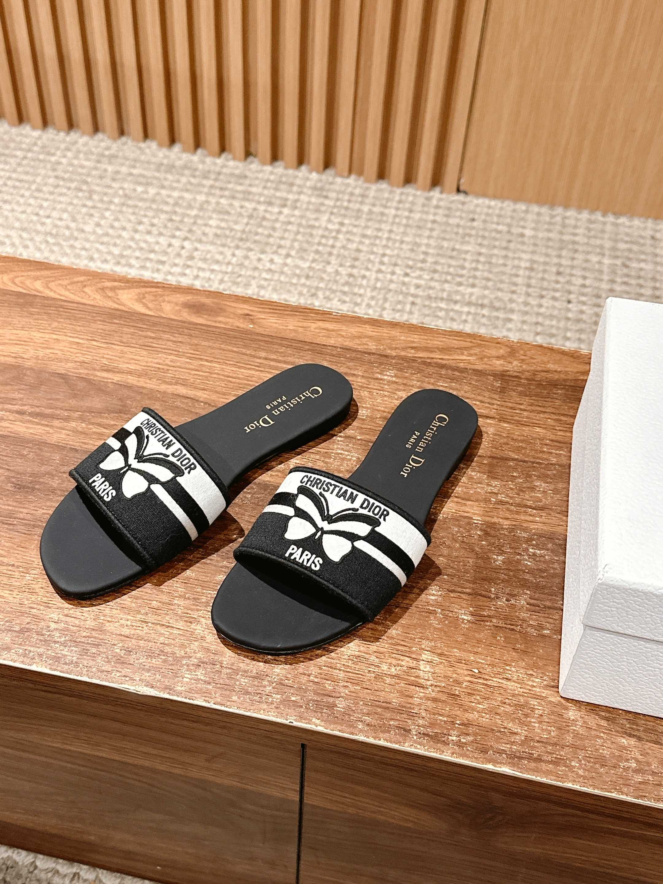 𝐂𝐡𝐫𝐢𝐬𝐭𝐢𝐚𝐧 𝐃𝐢𝐨𝐫# 迪奥春夏新款升级刺绣拖鞋，这款拖鞋真的好穿又好看，今年的颜色真的超美，每