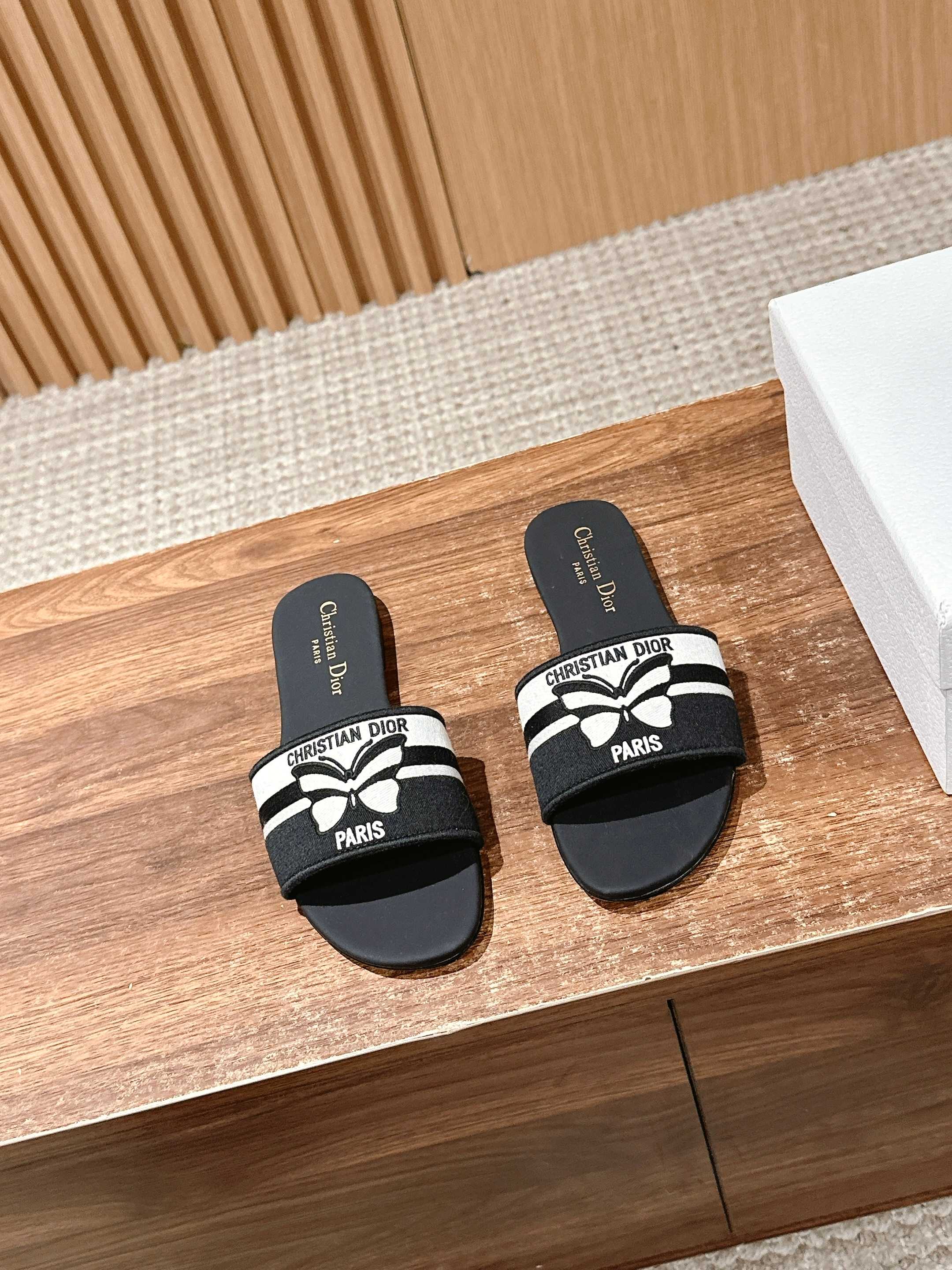 𝐂𝐡𝐫𝐢𝐬𝐭𝐢𝐚𝐧 𝐃𝐢𝐨𝐫# 迪奥春夏新款升级刺绣拖鞋，这款拖鞋真的好穿又好看，今年的颜色真的超美，每