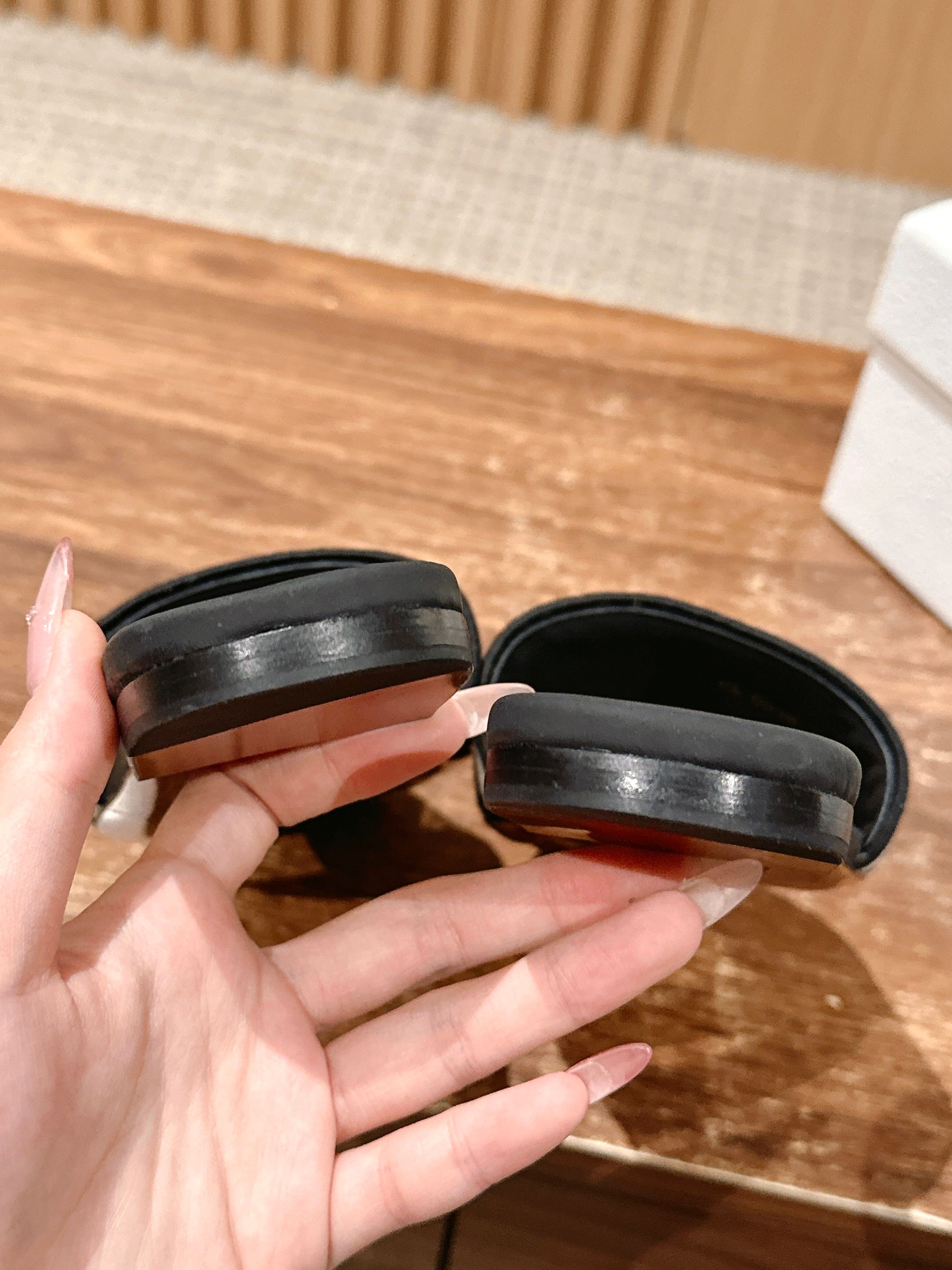 𝐂𝐡𝐫𝐢𝐬𝐭𝐢𝐚𝐧 𝐃𝐢𝐨𝐫# 迪奥春夏新款升级刺绣拖鞋，这款拖鞋真的好穿又好看，今年的颜色真的超美，每