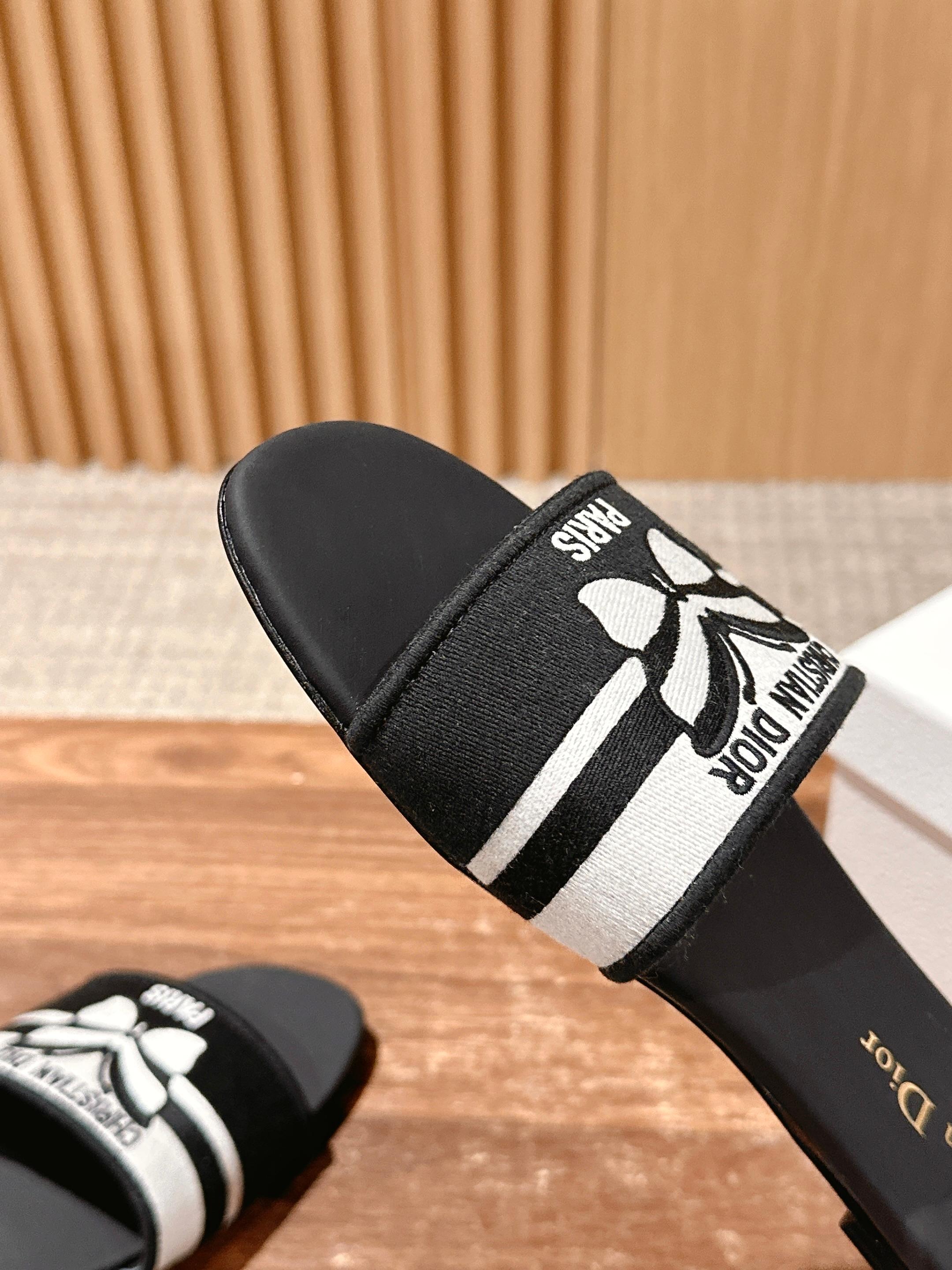 𝐂𝐡𝐫𝐢𝐬𝐭𝐢𝐚𝐧 𝐃𝐢𝐨𝐫# 迪奥春夏新款升级刺绣拖鞋，这款拖鞋真的好穿又好看，今年的颜色真的超美，每