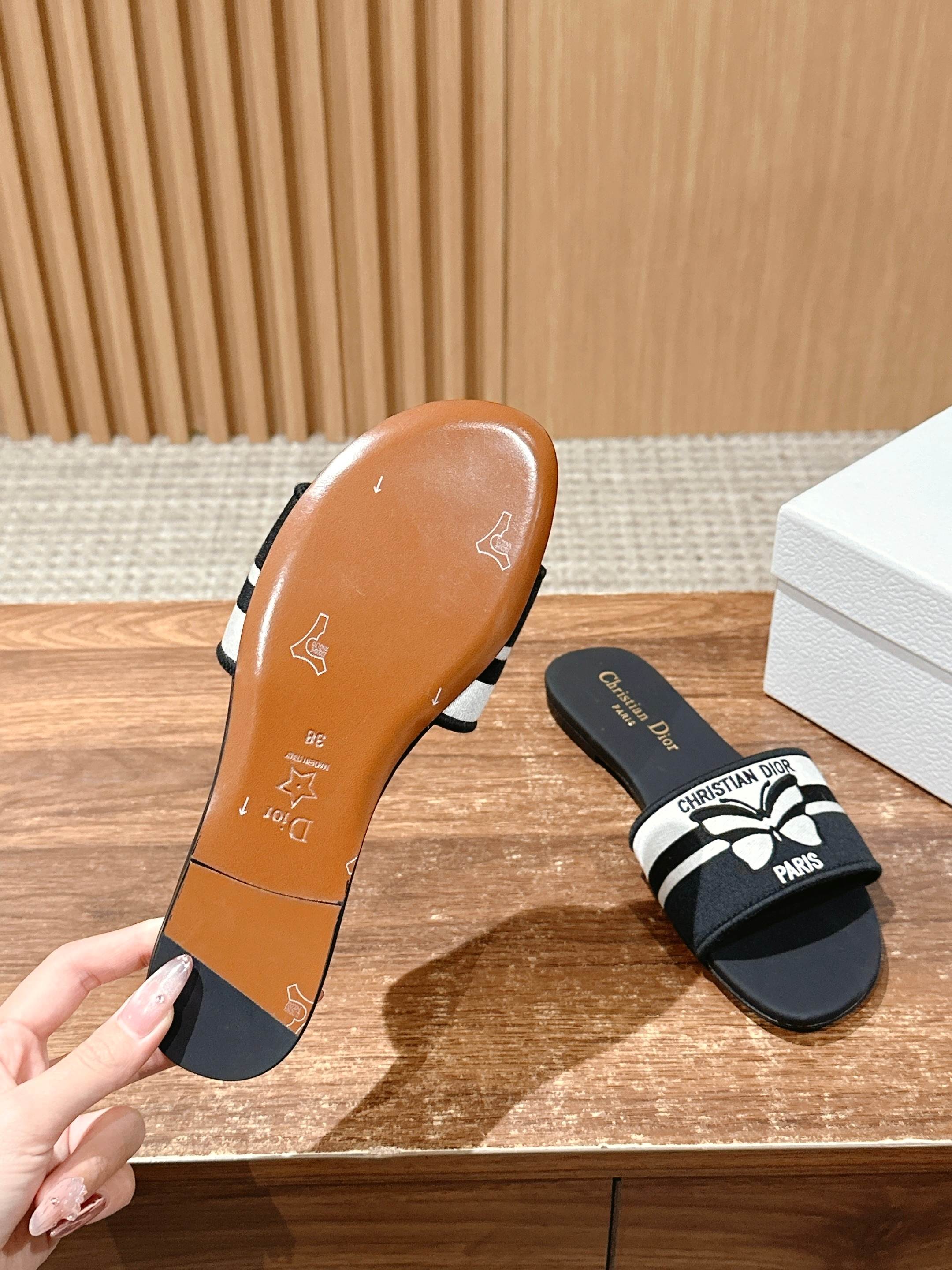 𝐂𝐡𝐫𝐢𝐬𝐭𝐢𝐚𝐧 𝐃𝐢𝐨𝐫# 迪奥春夏新款升级刺绣拖鞋，这款拖鞋真的好穿又好看，今年的颜色真的超美，每