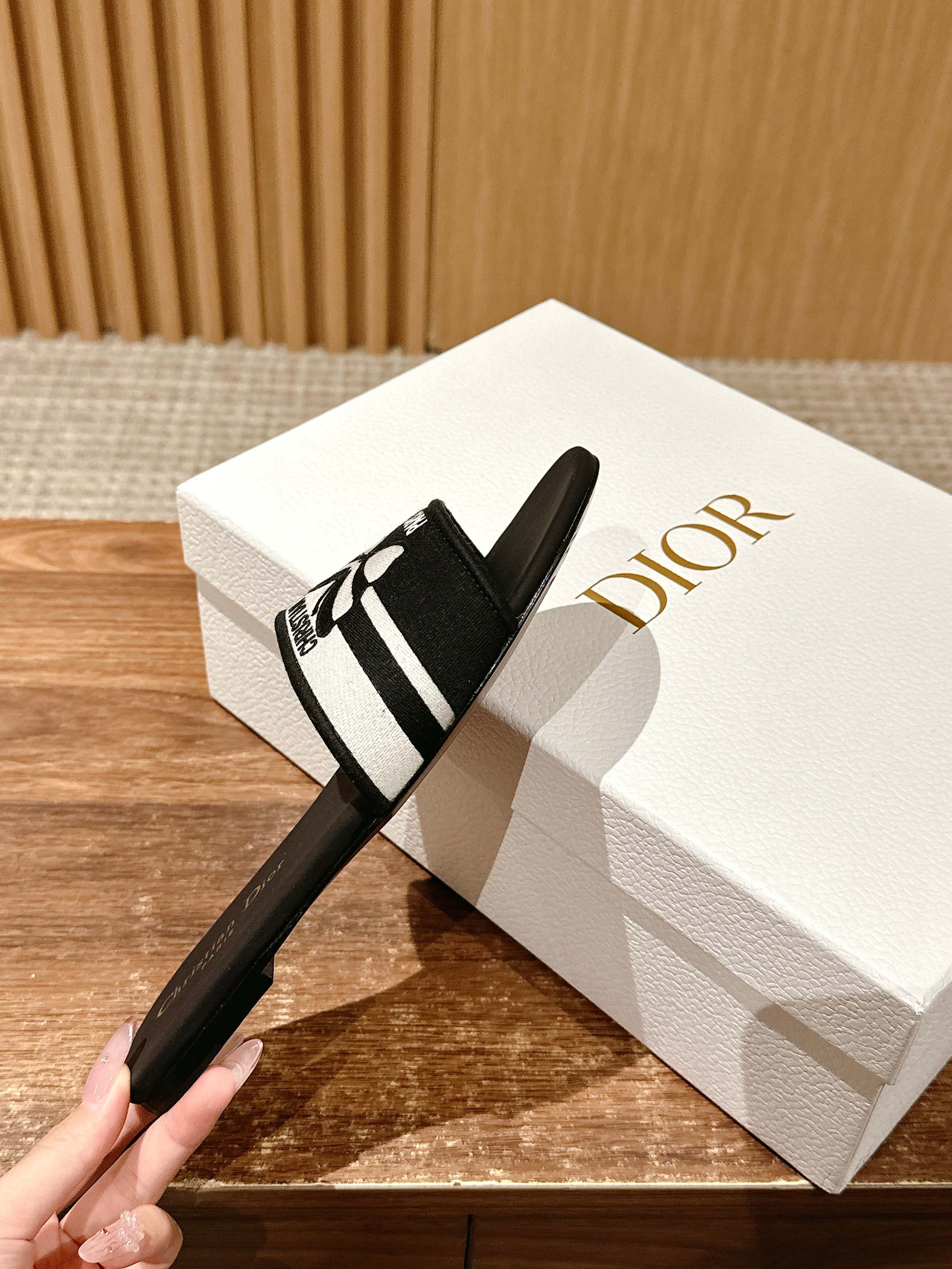 𝐂𝐡𝐫𝐢𝐬𝐭𝐢𝐚𝐧 𝐃𝐢𝐨𝐫# 迪奥春夏新款升级刺绣拖鞋，这款拖鞋真的好穿又好看，今年的颜色真的超美，每