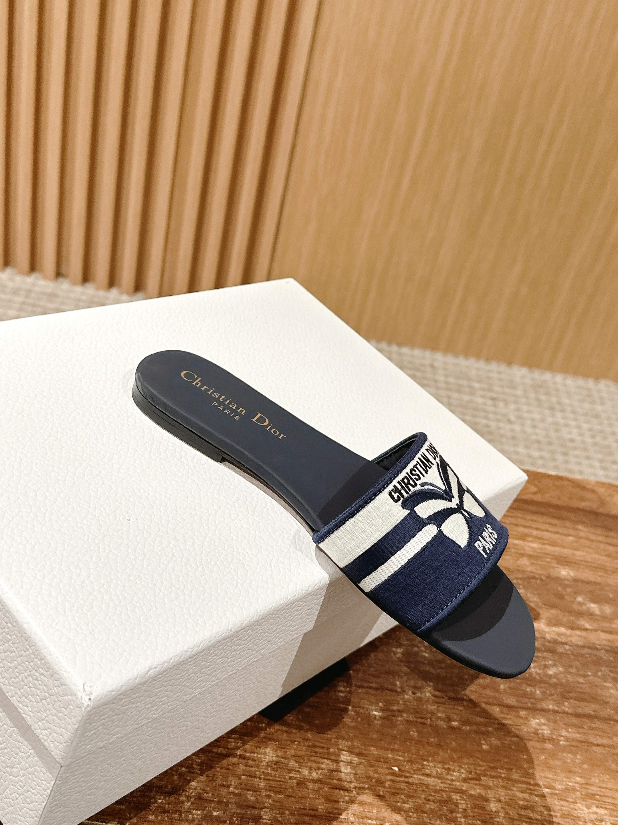 𝐂𝐡𝐫𝐢𝐬𝐭𝐢𝐚𝐧 𝐃𝐢𝐨𝐫# 迪奥春夏新款升级刺绣拖鞋，这款拖鞋真的好穿又好看，今年的颜色真的超美，每