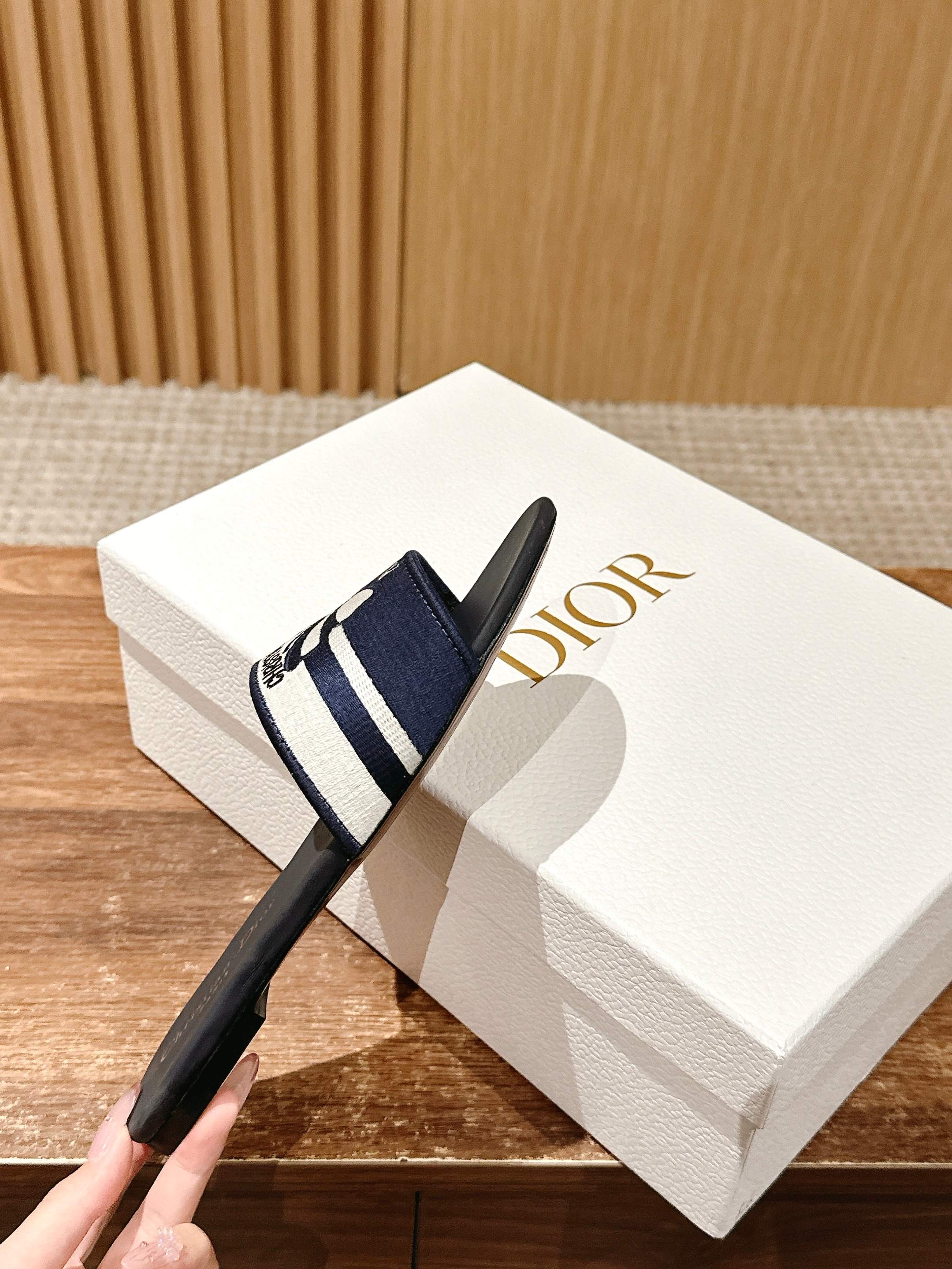 𝐂𝐡𝐫𝐢𝐬𝐭𝐢𝐚𝐧 𝐃𝐢𝐨𝐫# 迪奥春夏新款升级刺绣拖鞋，这款拖鞋真的好穿又好看，今年的颜色真的超美，每