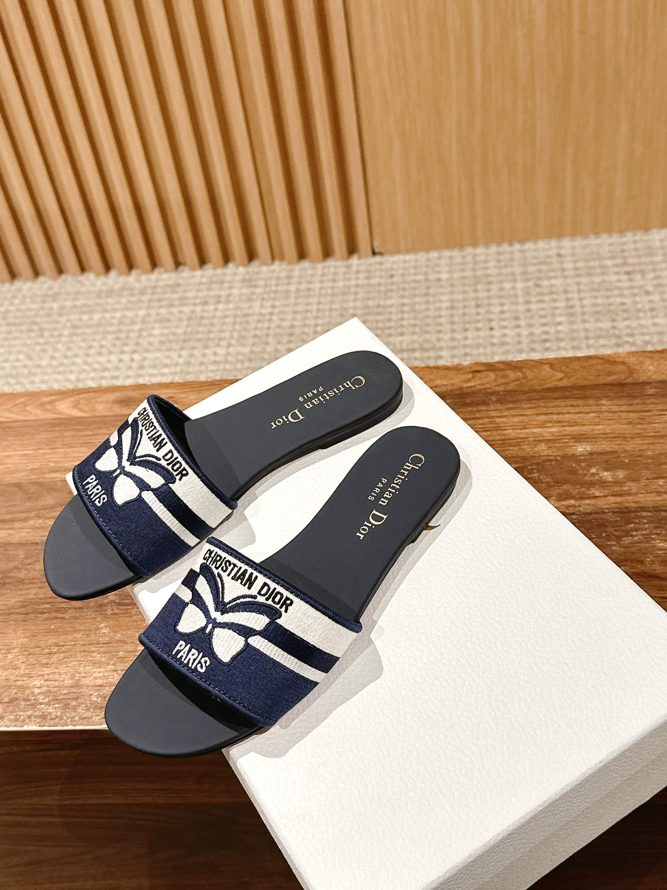 𝐂𝐡𝐫𝐢𝐬𝐭𝐢𝐚𝐧 𝐃𝐢𝐨𝐫# 迪奥春夏新款升级刺绣拖鞋，这款拖鞋真的好穿又好看，今年的颜色真的超美，每