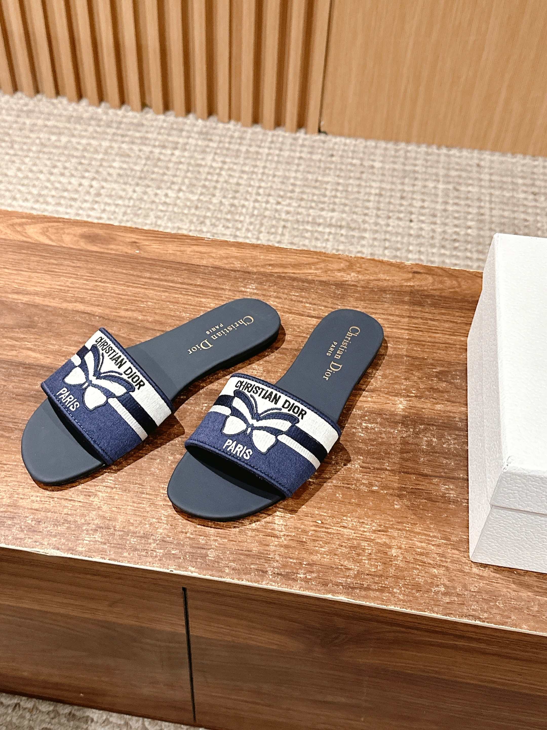 𝐂𝐡𝐫𝐢𝐬𝐭𝐢𝐚𝐧 𝐃𝐢𝐨𝐫# 迪奥春夏新款升级刺绣拖鞋，这款拖鞋真的好穿又好看，今年的颜色真的超美，每