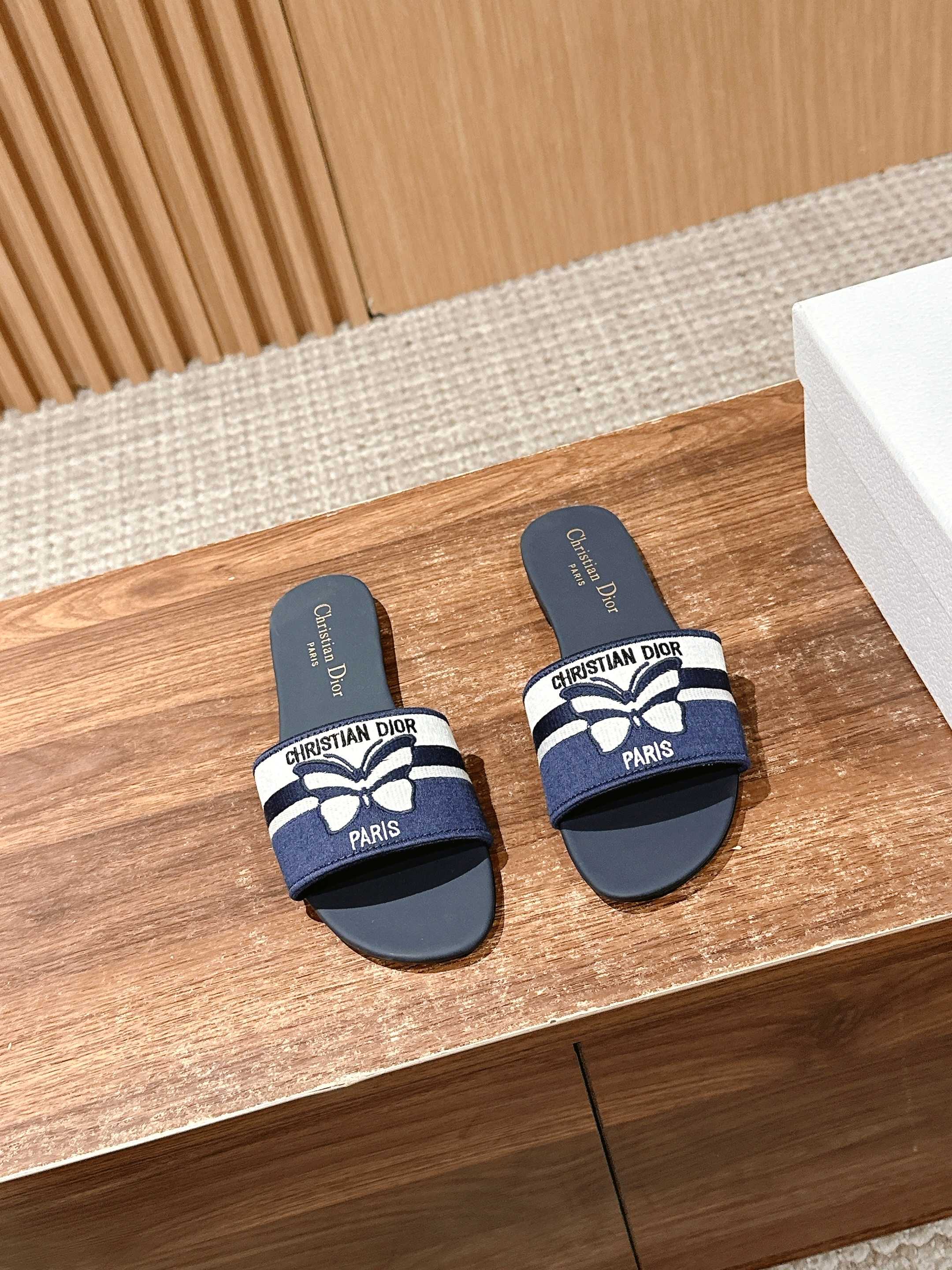 NO:249122,# Dior Spring and Summer New upgraded embroidered slippers, this slipper is really easy to wear and look good, this year's colors are really beautiful, every color is invincible and white, genuine leather soles Size: 35-39 Customized size 40-42, slippers, dior, slippers, Leather soles19860909# 迪奥春夏新款升级刺绣拖鞋,这款拖鞋真的好穿又好看,今年的颜色真的超美,每个色都想入 无敌显白 真皮大底 Size:35-39 定做码数40-42,拖鞋,dior,slippers,Leather soles,Women's Shoes