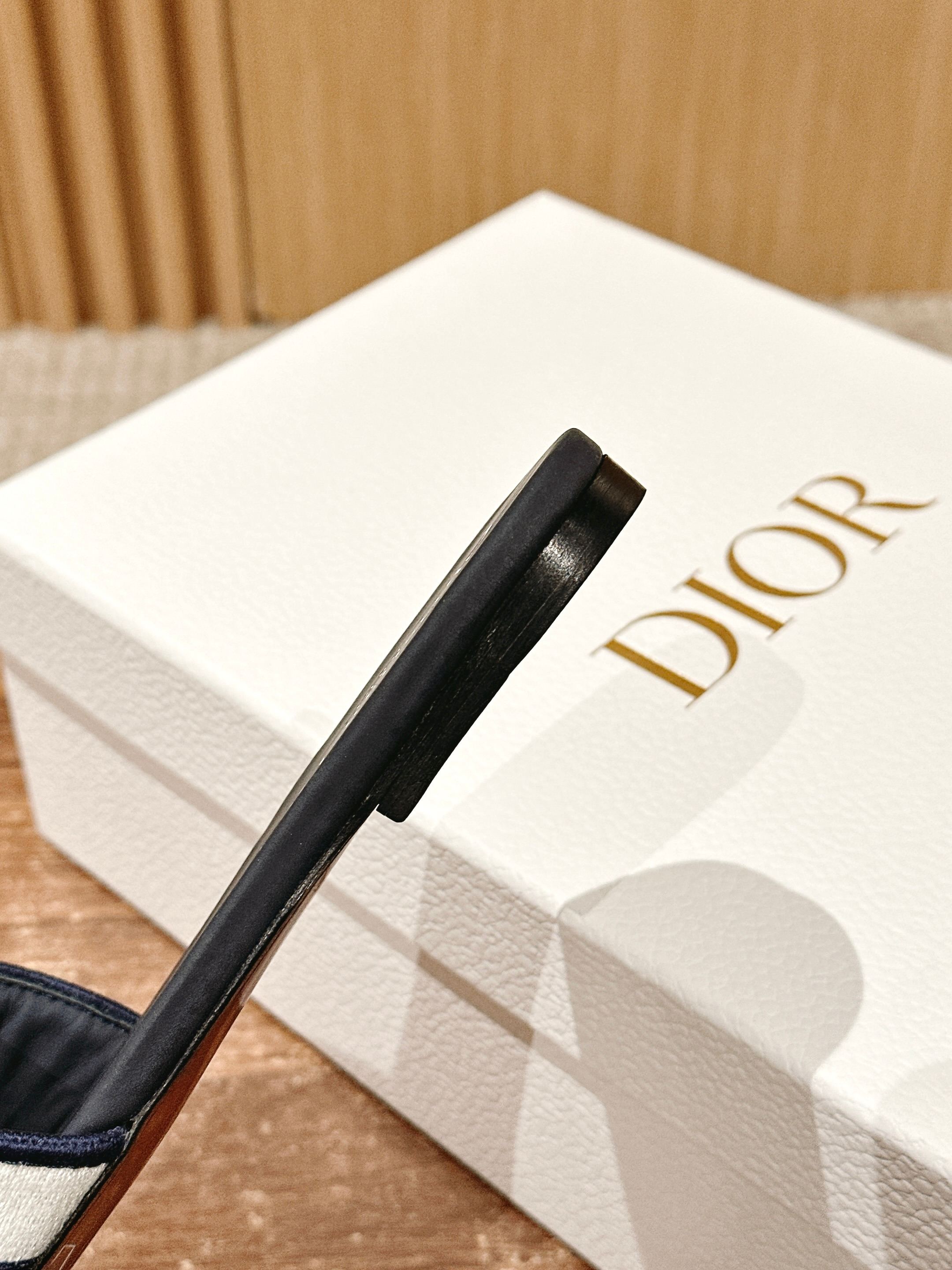 𝐂𝐡𝐫𝐢𝐬𝐭𝐢𝐚𝐧 𝐃𝐢𝐨𝐫# 迪奥春夏新款升级刺绣拖鞋，这款拖鞋真的好穿又好看，今年的颜色真的超美，每