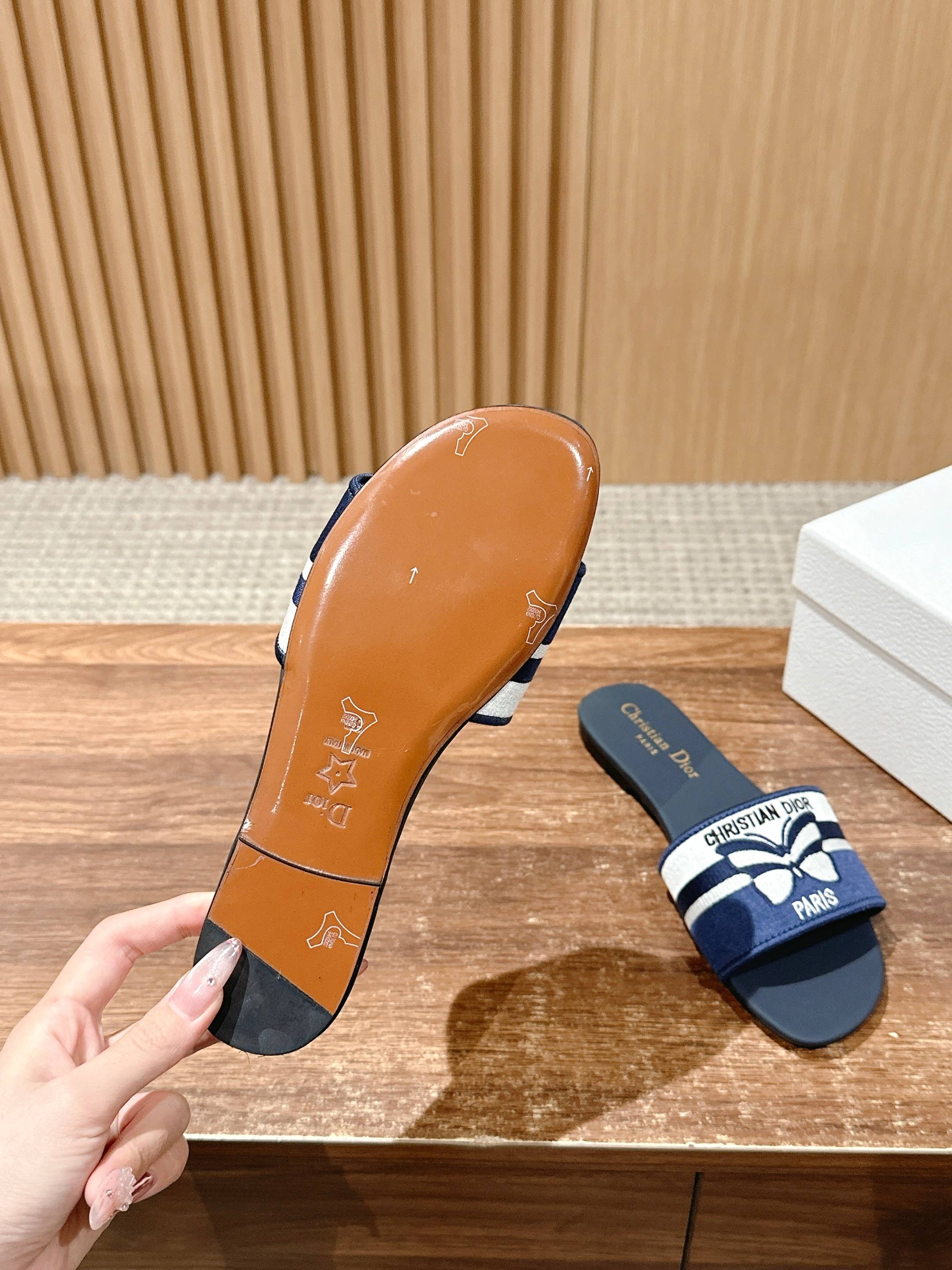 𝐂𝐡𝐫𝐢𝐬𝐭𝐢𝐚𝐧 𝐃𝐢𝐨𝐫# 迪奥春夏新款升级刺绣拖鞋，这款拖鞋真的好穿又好看，今年的颜色真的超美，每