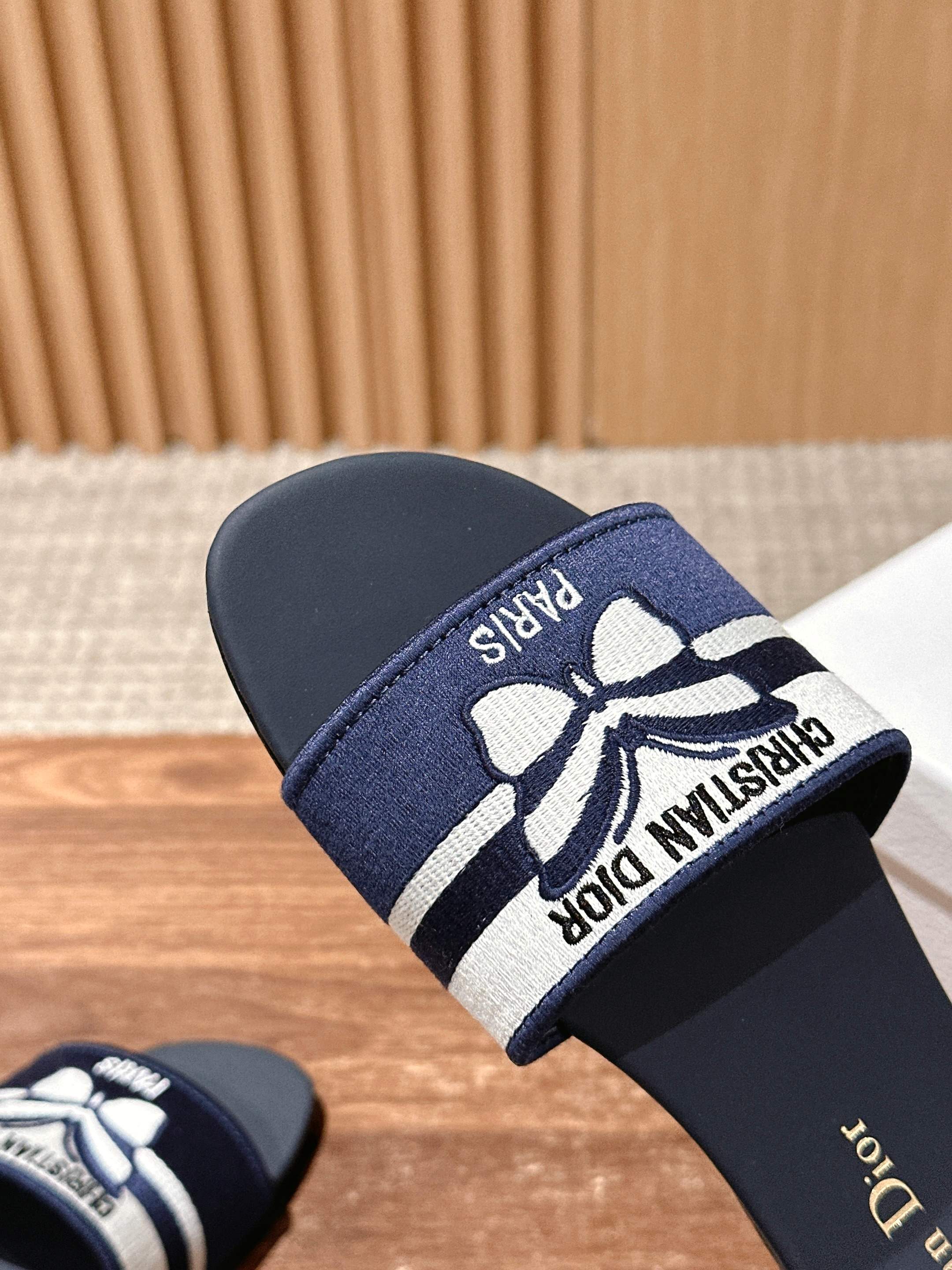 𝐂𝐡𝐫𝐢𝐬𝐭𝐢𝐚𝐧 𝐃𝐢𝐨𝐫# 迪奥春夏新款升级刺绣拖鞋，这款拖鞋真的好穿又好看，今年的颜色真的超美，每