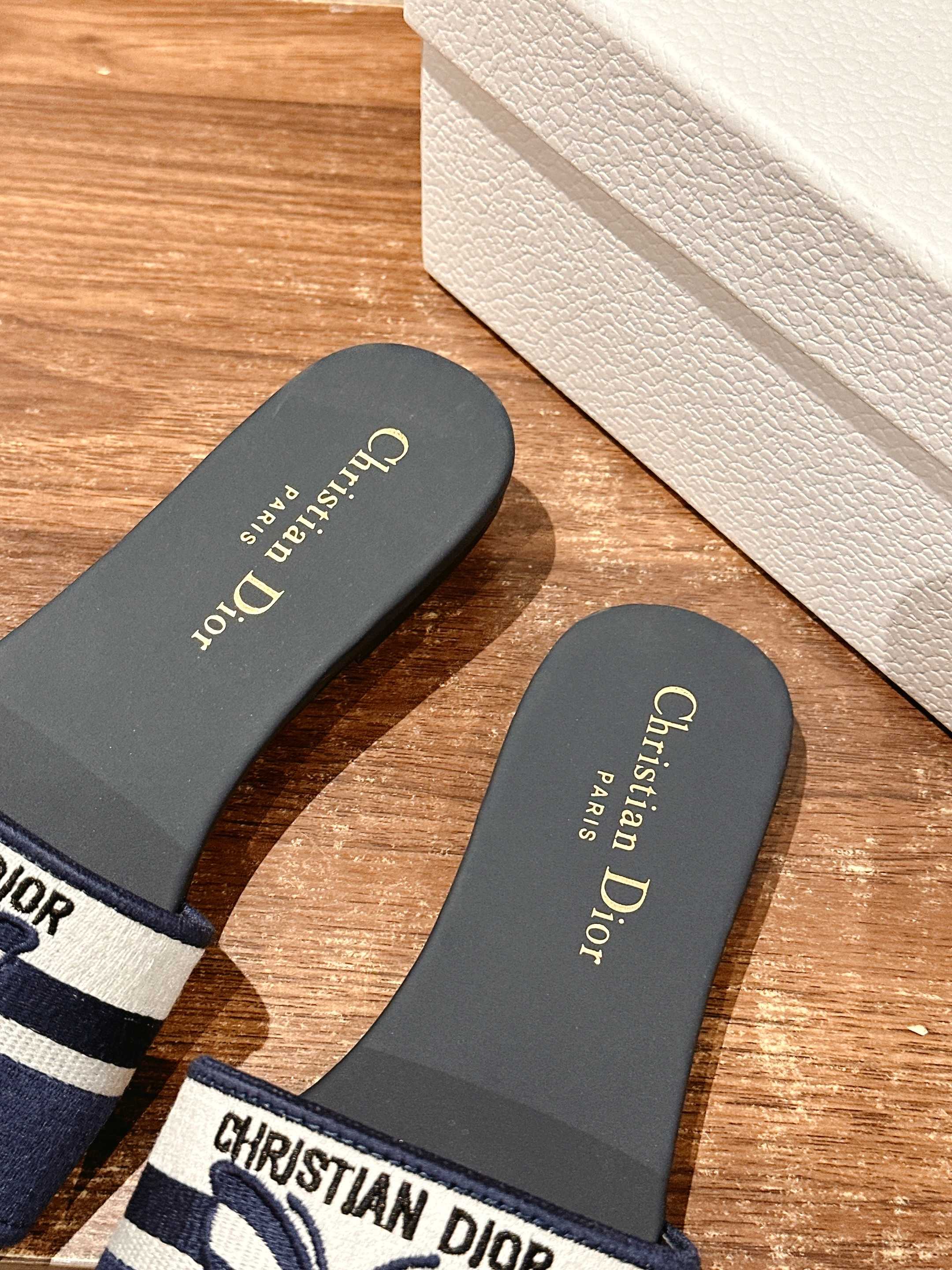 𝐂𝐡𝐫𝐢𝐬𝐭𝐢𝐚𝐧 𝐃𝐢𝐨𝐫# 迪奥春夏新款升级刺绣拖鞋，这款拖鞋真的好穿又好看，今年的颜色真的超美，每