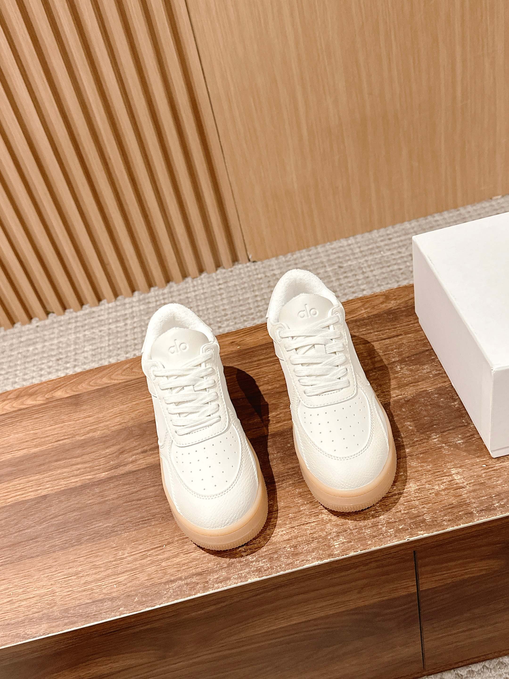 NO:248500,/New spring and summer style color-blocking white shoes with thick sole comfortable and casual style alo knows girls better than Nike!  Super versatile!  And super comfortable!  It's a thick bottom but it's not heavy at all on the feet!  Very lightweight!  It looks better when putting on socks!  And it is recommended by celebrities. It is a model that increases your legs and makes your legs look thinner!  Super suitable for us small girls~ the shoes are also a classic color-blocking and contrasting design with the delicate leather texture on the upper!  !  Material cowhide, inner li sheep, outsole pure natural rubber outsole Size#35-40 (40 custom made without return or exchange), casual shoes/sports shoes, sneakers, cowhide19860909/春夏新款 拼色小白鞋厚底舒适休闲款 alo比耐克更懂女生！上脚超级百搭！而且超级舒适！是厚底款但是上脚一点都不沉重！ 非常轻便！套上袜套搭配更好看！而且还是明星同款推荐～上脚增高显腿细！ 超级适合我们小个子女生～鞋子整体也是经典的拼色撞色设计搭配鞋面细腻的真皮纹路肌理感！！ 材质牛皮 内里羊里 大底纯天然橡胶大底 Size#35-40（40定制不退换）,休闲鞋/运动鞋,sneakers,cowhide,Women's Shoes