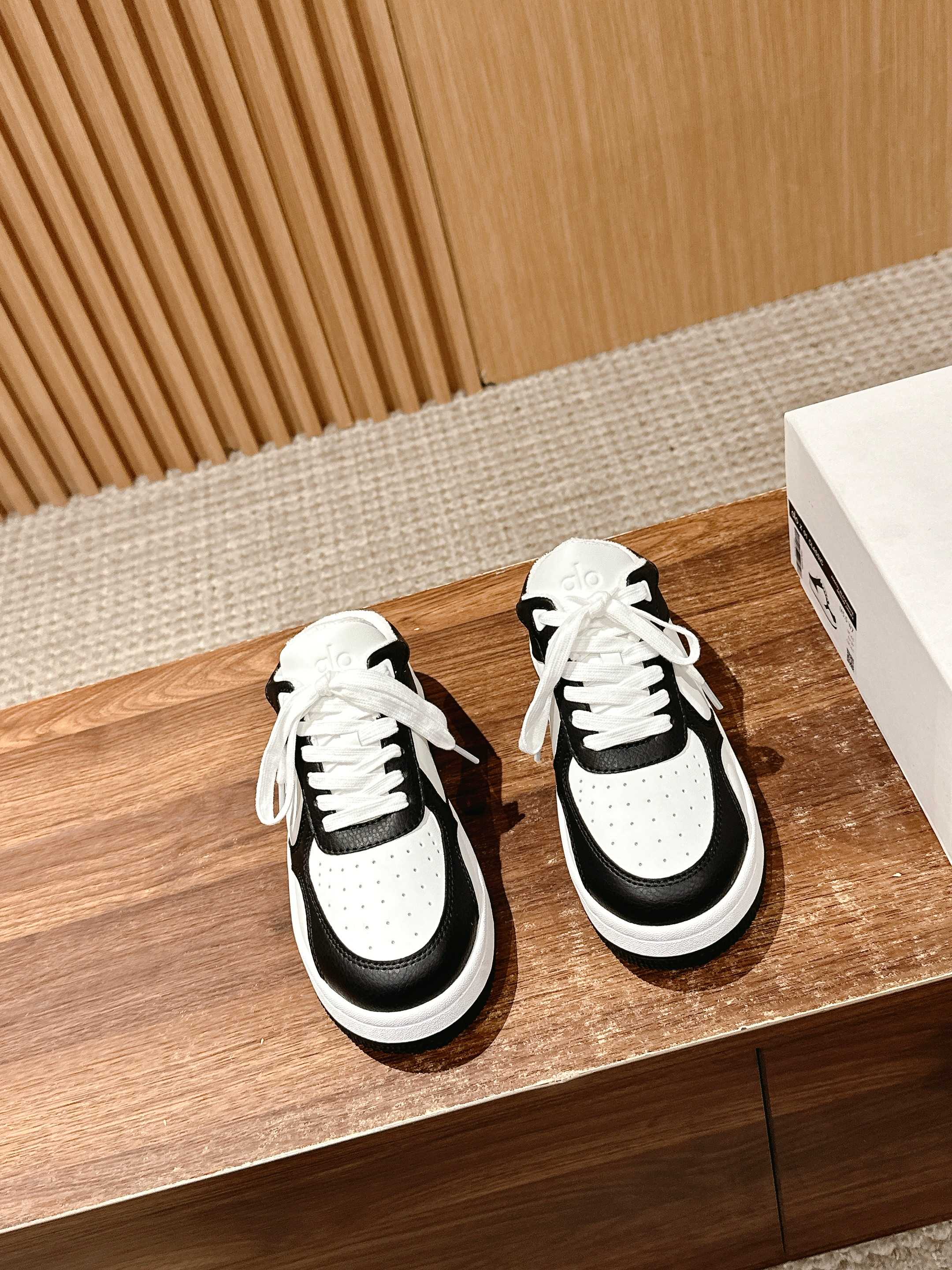 NO:248509,[Semi-torch] / New spring and summer style color-blocking white shoes with thick sole comfortable and casual style alo knows girls better than Nike!  Super versatile!  And super comfortable!  It's a thick bottom but it's not heavy at all on the feet!  Very lightweight!  It looks better when putting on socks!  And it is recommended by celebrities. It is a model that increases your legs and makes your legs look thinner!  Super suitable for us small girls~ the shoes are also a classic color-blocking and contrasting design with the delicate leather texture on the upper!  !  Material cowhide, inner li sheep, outsole, pure natural rubber outsole, Size#35-39 (40/41 custom made, no return or exchange), casual shoes/sports shoes, sneakers, cowhide19860909【半拖】 /春夏新款 拼色小白鞋厚底舒适休闲款 alo比耐克更懂女生！上脚超级百搭！而且超级舒适！是厚底款但是上脚一点都不沉重！ 非常轻便！套上袜套搭配更好看！而且还是明星同款推荐～上脚增高显腿细！ 超级适合我们小个子女生～鞋子整体也是经典的拼色撞色设计搭配鞋面细腻的真皮纹路肌理感！！ 材质牛皮 内里羊里 大底纯天然橡胶大底 Size#35-39（40/41定制不退换）,休闲鞋/运动鞋,sneakers,cowhide,Women's Shoes