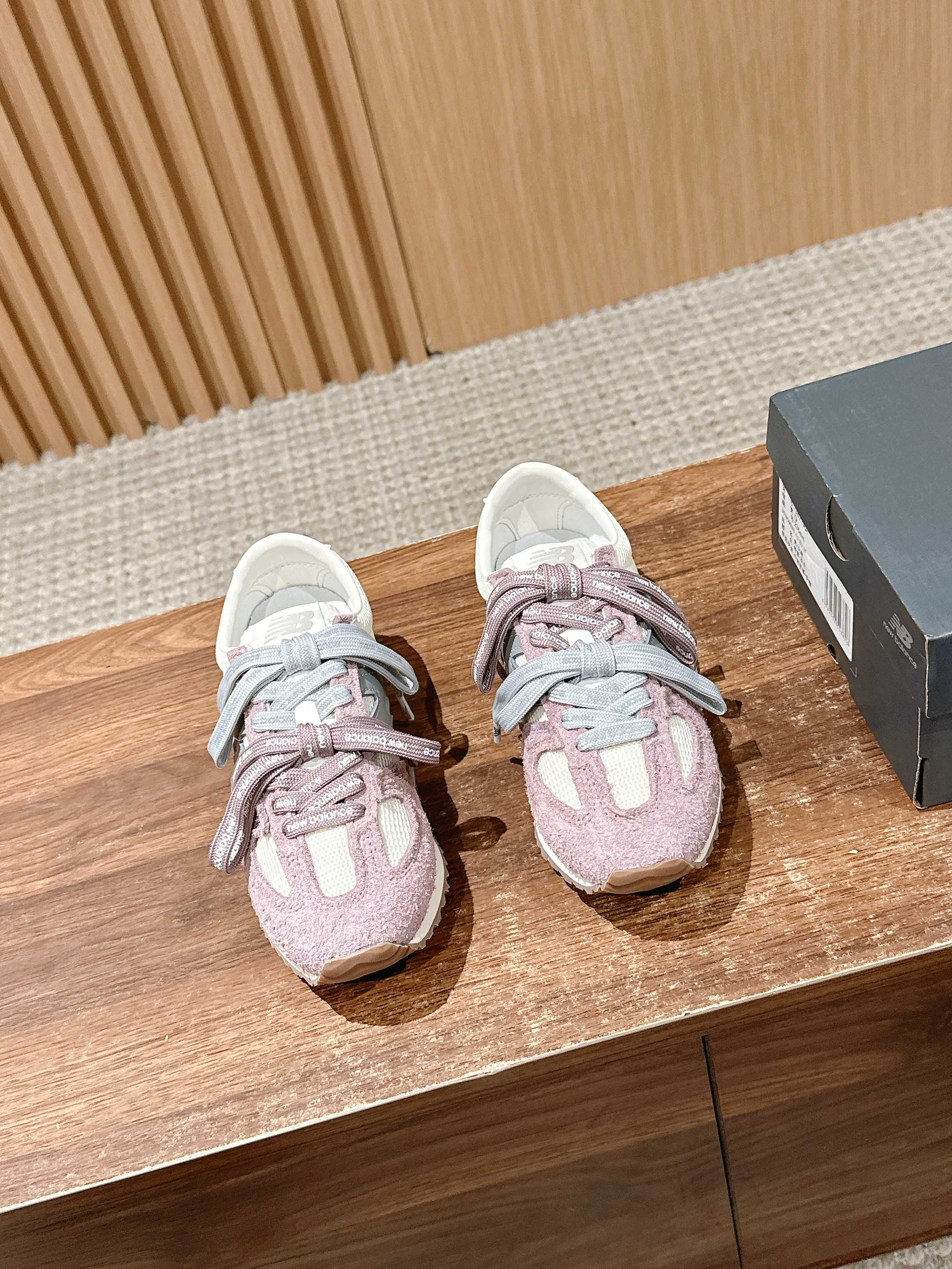 NO:248514,#New Balance Retro Jogging Shoes Series NB 471 Retro Jogging Shoes Same as Zhang Yuanying Retro Pioneer Casual Sports Jogging Shoes Italian Street Style in the 1970s!  NB New Balance The new 471 series is a new look with a purer retro style design. The side is also deconstructed and the n-character logo is presented in an old embossed style. Multi-lace matching is girlish and fashionable - MATERIAL material - upper High mercerized cow leather inner calf leather weaving outsole custom open molded sole size women's size 35-40 men's size 39-45, casual shoes/sports shoes, new balance, sneakers, cowhide19860909#新百伦复古慢跑鞋系列 NB 471复古慢跑鞋张元英同款 复古先锋休闲运动慢跑鞋 上世纪70年代的意大利街头风格！NB新百伦 全新 471 系列以更纯粹的复古风格设计打造的全新造型.侧身还以解构设计 将n字标志以做旧压花样式呈现 多鞋带搭配穿搭少女感时尚感十足 - MATERIAL 材质 - 鞋面 高丝光牛反绒牛皮 内里小牛皮织布 大底定制开模大底 size女码35-40 男码39-45,休闲鞋/运动鞋,new balance,sneakers,cowhide,Women's Shoes