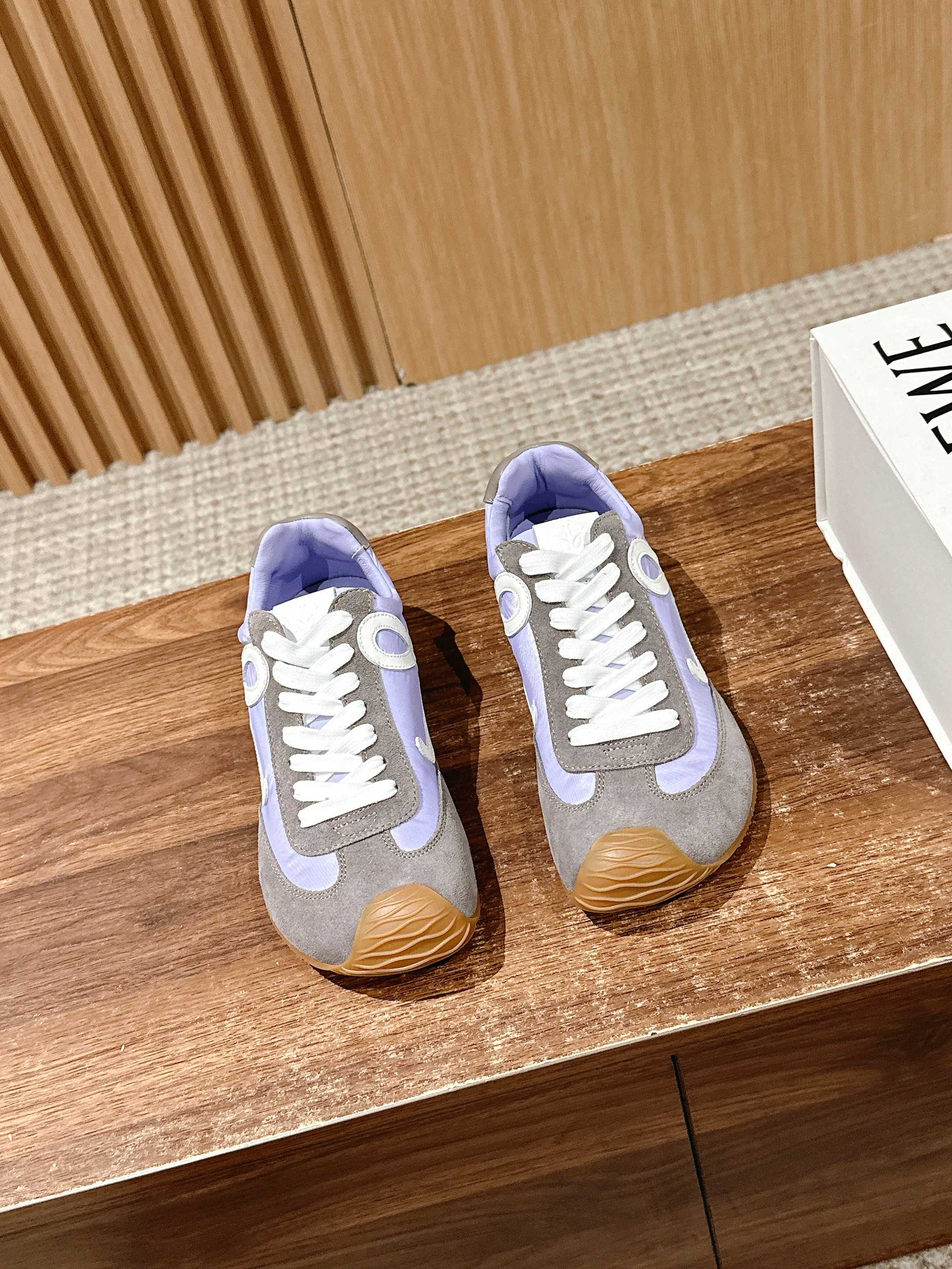 𝐋𝐎𝐄𝐖𝐄#Loewewe La nueva versión de los zapatos deportivos con dedo gordo Ballet Runner 2.0 ballet Forrest…