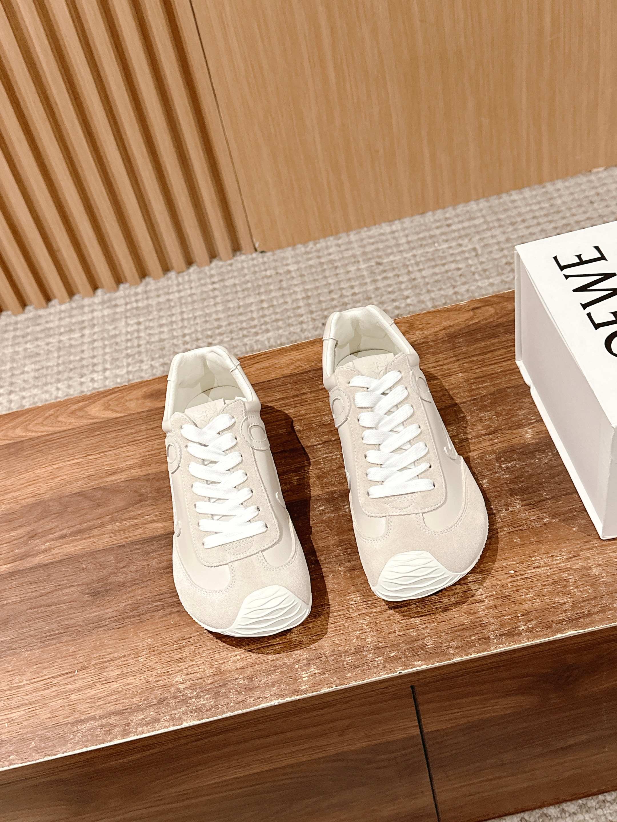 NO:248492,#Loyiwei's new big-headed sneakers Ballet Runner 2.0 ballet Forrest Gump shoes, the toe design is more interesting, the heel design is novel, soft and comfortable. This Forrest Gump shoes will be rated as the most comfortable rampage shoe of the year, like walking on the flat ground!  Sneakers are recommended for correct size. The shoes are simple and neat low-top shoes, with the first letter of the brand logo on the side. The most important thing is that you will fall in love with this shoe and you will never have the intention to choose other sports styles. Material introduction: The upper is made of imported cow velvet   calfskin   windbreaker cloth (it is very challenging to the technology of needle car wiring), original customized abrasives outsole!  Fully packaged, comfortable, simple, versatile, Forrest Gump shoes, the design is inspired by ballet shoes and the shoe style of the 1970s, and it is a little retro!  !  Original box packaging!  Size35-45, casual shoes/sports shoes, loewe, sneakers, cowhide19860909#罗意威新版大头运动鞋Ballet Runner2.0芭蕾阿甘鞋,鞋头的设计更有趣味性,脚后跟设计新颖 柔软舒适,这款阿甘鞋会被评为年度最舒适的暴走鞋 ,如履平地 ！运动鞋建议正码  鞋子呈简约利落的低帮鞋型,侧面有品牌Logo的首字母,最重要的一点 ,穿上这款鞋就一定会爱上,而且再也无心选备其他运动风了. 材质介绍 : 鞋面由进口牛绒 小牛皮 风衣布 拼接而成 (很考验针车走线的技术哟) ,原版定制磨具大底！ 配齐包装  舒适 简约 百搭 暴走阿甘鞋 ,设计灵感来源于芭蕾舞鞋和20世纪70年代的鞋履风格,有些小复古 ！！原盒包装！Size35-45,休闲鞋/运动鞋,loewe,sneakers,cowhide,Women's Shoes