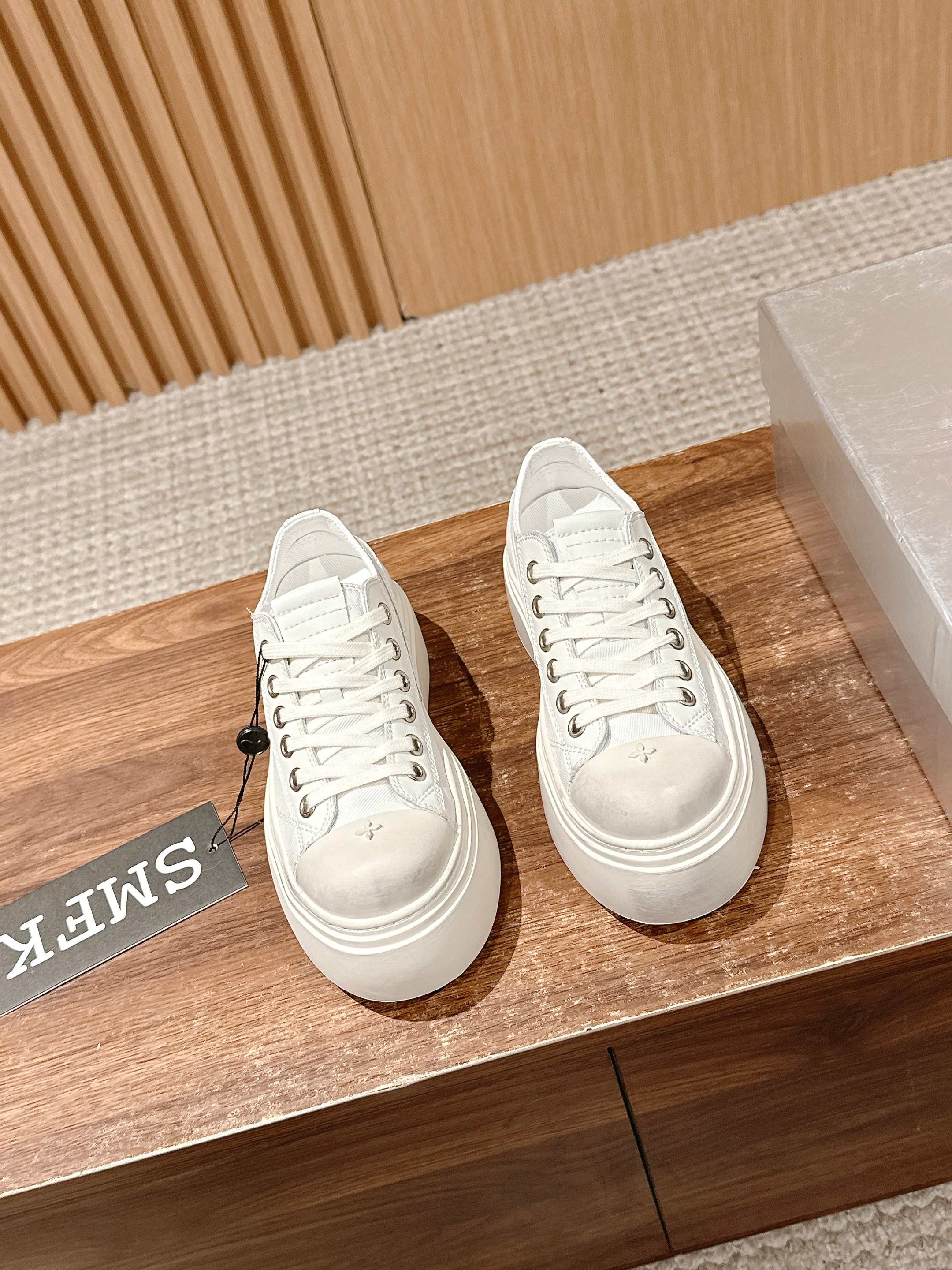 NO:250342,【Cloth】 / Spring and summer new style cross flower, big toe thick sole, derby shoes, versatile minimalist style, the new work inherits the popular elements of many brands, and is bound to be very popular - canvas casual shoes, super cool, dark and versatile style, made of high-density breathable canvas, equipped with moderately comfortable thick sole, details also ensure that they are safe and easy to move. Original imported cowhide leather, inner foot pad imported sheepskin, sole thick 5CM, original open molded cross flower molded rubber sole Size: 35-40 (40 custom made without return or exchange), casual shoes/sports shoes, sneakers, cowhide, sheepskin19860909【布面】 / 春夏新款 十字花 大头厚底 德比鞋 百搭的极简风国潮,新作继承了诸多品牌制胜的流行元素,势必大热—帆布休闲鞋 超级酷 黑暗百搭 风 采用高密度透气帆布而成,配有高度适中的舒适厚底,细节还确保穿着稳妥不易移位 面料原版进口牛皮 内里垫脚进口羊皮 底厚5CM 鞋底原版开模十字花成型橡胶大底 Size:35-40（40定做不退换）,休闲鞋/运动鞋,sneakers,cowhide,sheepskin,Women's Shoes