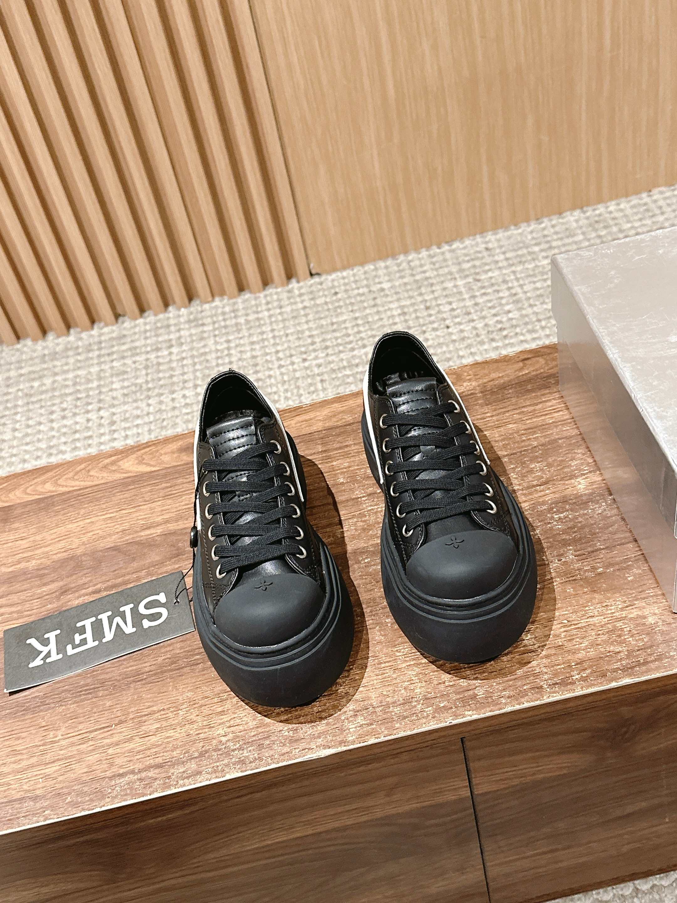 NO:250339,【Leather surface】 / Spring and summer new style cross flower, big toe thick sole, derby shoes, versatile minimalist style, the new work inherits the popular elements of many brands, and is bound to be very popular - canvas casual shoes, super cool, dark and versatile style, made of high-density breathable canvas, equipped with moderately comfortable thick sole, details also ensure that they are safe and difficult to move. Original imported cowhide leather, inner foot pads imported sheepskin, sole thick 5CM, original open molded cross flower molded rubber sole Size: 35-40 (40 custom made without return or exchange), casual shoes/sports shoes, sneakers, cowhide, sheepskin19860909【皮面】 / 春夏新款 十字花 大头厚底 德比鞋 百搭的极简风国潮,新作继承了诸多品牌制胜的流行元素,势必大热—帆布休闲鞋 超级酷 黑暗百搭 风 采用高密度透气帆布而成,配有高度适中的舒适厚底,细节还确保穿着稳妥不易移位 面料原版进口牛皮 内里垫脚进口羊皮 底厚5CM 鞋底原版开模十字花成型橡胶大底 Size:35-40（40定做不退换）,休闲鞋/运动鞋,sneakers,cowhide,sheepskin,Women's Shoes