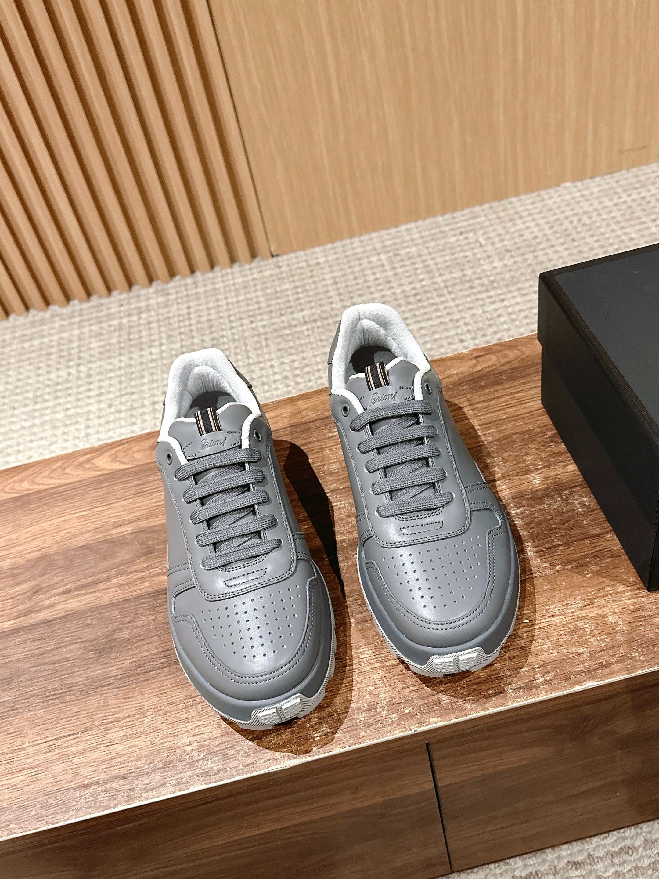 NO:250321,【官网】 #官网官网官网 Product details: This Crossing sneaker is made of smooth calfskin, with contrasting piping, Brioni embossed logo on the sole side and rear top embossed, and the tongue is decorated with brand logo tags and Legion stripes details, paying tribute to the brand's tailoring tradition. The rubber grooved sole has better grip, and the ergonomic insole made of soft foam can provide more comfort and support for the back top when walking. Product details: court style, Strobel construction, smooth calfskin with contrasting piping. Brioni embossed logo on the sole side and rear top embossed, rubber grooved sole. The tongue embossed brand logo tags and Legion stripes details. Ergonomic insole, soft foam in the inner pad. Made in Italy White & Midnight Blue/Camel & Light Coffee/Grey/White Four-color  39/40/41/42/43/44, standard leather shoes size, counter packaging, included shoe storage bag, casual shoes/sports shoes, sneakers, cowhide19860909【莞产】 #布里奥尼新款运动鞋 产品详情:这款 Crossing 运动鞋以光滑小牛皮打造而成,配以撞色滚边,鞋底侧面和后帮缀饰Brioni压花标识,鞋舌饰有品牌标识标签和军团条纹细节,致敬品牌精裁传统.橡胶沟纹鞋底拥有更好的抓地力,以柔软泡沫制成的人体工学内底可在行走时为后帮提供更多的舒适感和支撑力. 产品细节:球场风,Strobel构造,光滑小牛皮配撞色滚边.鞋底侧面和后帮饰Brioni压花标识,橡胶沟纹鞋底.鞋舌缀饰品牌标识标签和军团条纹细节.人体工学内底,内垫柔软泡沫.意大利制造 白色&午夜蓝/驼色&浅咖色/灰色/白色 四色入 39/40/41/42/43/44,标准皮鞋尺码 专柜包装,随附鞋履收纳袋,休闲鞋/运动鞋,sneakers,cowhide,Women's Shoes