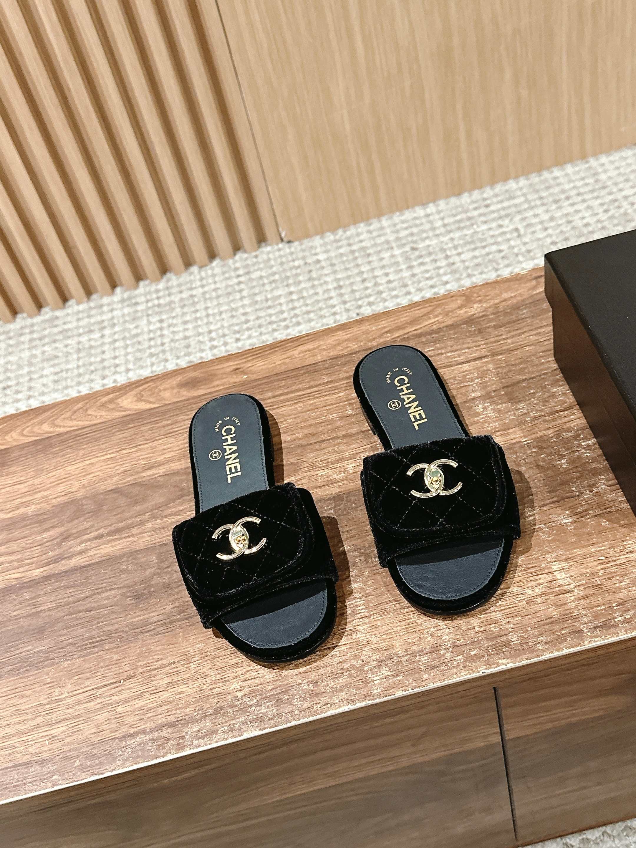 NO:253038,/ Chanel diamond schoolbag buckle slippers The rhythm of wearing the feet is about to fall!  Barefoot looks good with socks, it is simply the perfect match for summer. Which beauty can resist the temptation of Grandma Xiang’s diamond? Grandma Xiang’s double C-backpack and buckle slippers. The counter will inevitably be snatched up every season when new products are released. It’s so easy to wear. It doesn’t scratch your feet, and the feet feel comfortable. It should be said that every season is hard to find. The original shoe last looks slim and elegant, noble and luxurious when worn from feet to legs!  Mixed-bred sheepskin upper, mixed-bred sheepskin inner, midsole bag mixed-bred lambskin, trim buckle, double C buckle, midsole, Italian midsole, outsole, diamond leather outsole, size 35-39 (40/41, no return or exchange), slippers, chanel, slippers, backpacks, sheepskin, Leather soles, socks19860909/ 香奈儿菱格书包扣拖鞋 上脚是要沦陷的节奏！光脚丫穿配袜子都好看,简直就是夏天的灵魂绝配,哪位美女能抵挡的了香奶奶菱格的诱惑,香奶奶双C背包扣拖鞋,专柜每季新品一出必然会被抢光,就是那么好穿 不磨脚,脚感又舒适,应该说每年这个季节都是一鞋难求,原厂鞋楦穿起来从脚到腿,都显得纤瘦而优雅,高贵奢华！ 鞋面混种羊皮 内里混种羊皮 中底包料混种小羊皮 饰扣开合双C扣 中底意大利中底 大底意大利进口菱格真皮大底 尺码35-39（40/41不退换）,拖鞋,chanel,slippers,backpacks,sheepskin,Leather soles,socks,Women's Shoes