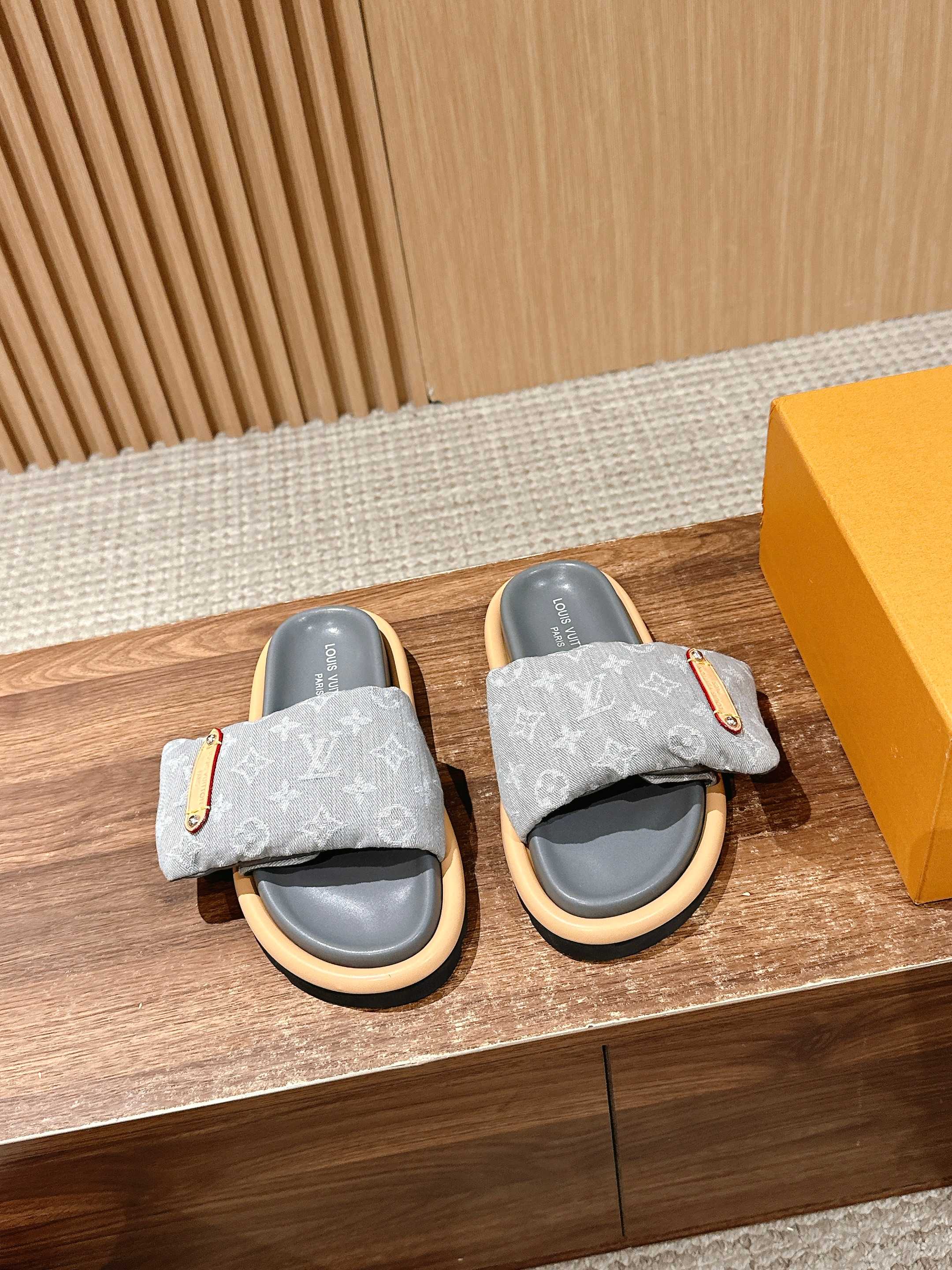 NO:254082,Men [Updated Version] #Louis Vuitton Bread Strokes Another hit, Latest, Emphasizing Real Down Fill, The Super Popular Presbyterian Slippers, The Feet Feelings of Presbyterian Slippers, Soft and Super Comfortable, Popular Little Red Book, High-end Lazy Style... There is no pair of ugly slippers in summer, which is soulless. Let's plant grass today. 23 The rainbow color of the spring is so suitable for this summer. The feeling of high-end. The full and fluffy effect of the relief silk design is particularly good. I fell in love with it inexplicably. The sole increases by 3 cm. The NICE Velcro design is wide and can make your feet look thin and beautiful. I love it in summer!  !  This design is so fashionable and the cool style can be matched!  !  Size#35-44M, slippers, louis vuitton, louis vuitton, slippers, down jacket19860909男【升级版】 #路易威登面包拖 又一爆款 最新 强调 真羽绒填充 LV一出即巅峰的超爆款的老花拖鞋面包的脚感 软绵绵的超舒服 火爆小红书 高级慵懒风.... 夏天没有一双丑拖鞋是没有灵魂的 今天就来种草了 23开春彩虹色太适合这个夏季了显高级 感 浮雕丝绸设计饱满蓬蓬的效果特别有好感 显白莫名其妙的爱上了.鞋底立增3公分, NICE 魔术贴的设计宽宽的可以显的脚好瘦好好看 夏天最爱！！ 这个设计太时尚了 酷酷的风格也可以搭配！！ Size#35-44M,拖鞋,louis vuitton,louis vuitton,slippers,down jacket,Women's Shoes