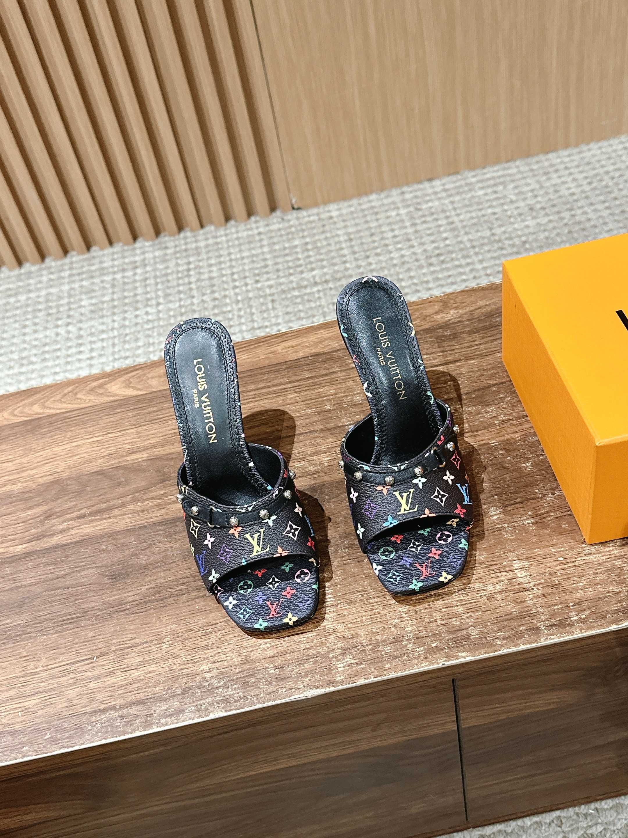 NO:253064,/ Donkey brand new denim series small butterfly high heel slippers, printed slippers, sheepskin lining, genuine leather outsole. Whether paired with a simple white T-shirt and blue jeans to create a casual and casual daily look, or a flowing floral dress, attending a summer party, you can easily become the focus and have a very high fit!  Size35-39 (40/41 custom made without return or exchange), slippers, louis vuitton, slippers, skirts, jeans, tees, t-shirt, sheepskin, Leather soles19860909/ 驴牌新款丹宁牛仔系列小蝴蝶高跟拖鞋 印花拖鞋 羊皮内里 真皮大底 无论是搭配简约的白色T恤和蓝色牛仔裤,营造出休闲随性的日常look,还是配上飘逸的碎花连衣裙,出席夏日派对,都能轻松成为焦点,适配度超高！ Size35-39（40/41定做不退换）,拖鞋,louis vuitton,slippers,skirts,jeans,tees，t-shirt,sheepskin,Leather soles,Women's Shoes