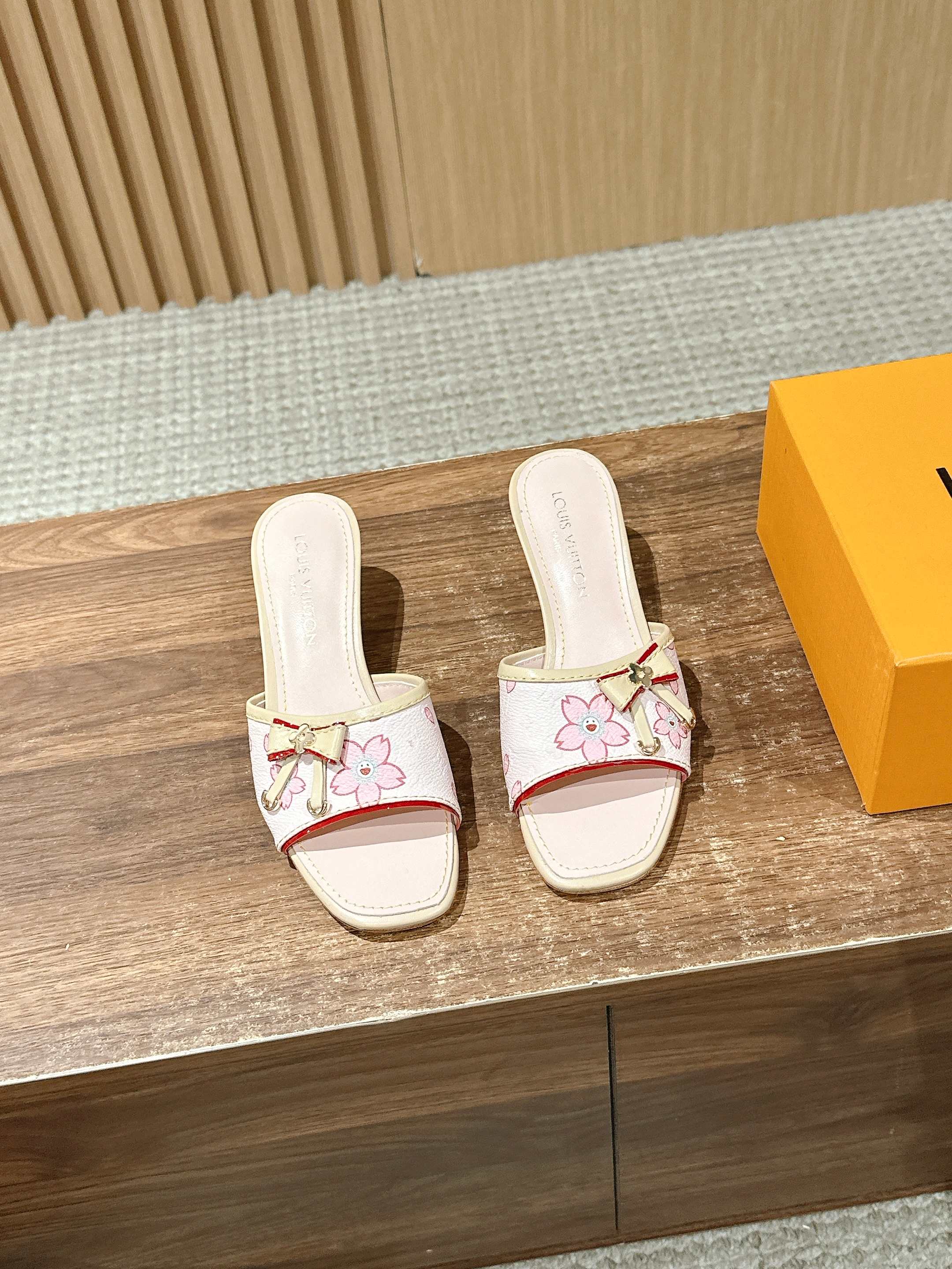 NO:253021,/ Donkey brand new denim series small butterfly cat heel slippers printed slippers sheepskin lining and genuine leather outsole Whether paired with a simple white T-shirt and blue jeans to create a casual and casual daily look, or a flowing floral dress, attending summer parties can easily become the focus and have a very high degree of adaptability!  Size35-39 (40/41 custom made without return or exchange), slippers, louis vuitton, slippers, skirts, jeans, tees, t-shirt, sheepskin, Leather soles19860909/ 驴牌新款丹宁牛仔系列小蝴蝶猫跟拖鞋 印花拖鞋 羊皮内里 真皮大底 无论是搭配简约的白色T恤和蓝色牛仔裤,营造出休闲随性的日常look,还是配上飘逸的碎花连衣裙,出席夏日派对,都能轻松成为焦点,适配度超高！ Size35-39（40/41定做不退换）,拖鞋,louis vuitton,slippers,skirts,jeans,tees，t-shirt,sheepskin,Leather soles,Women's Shoes