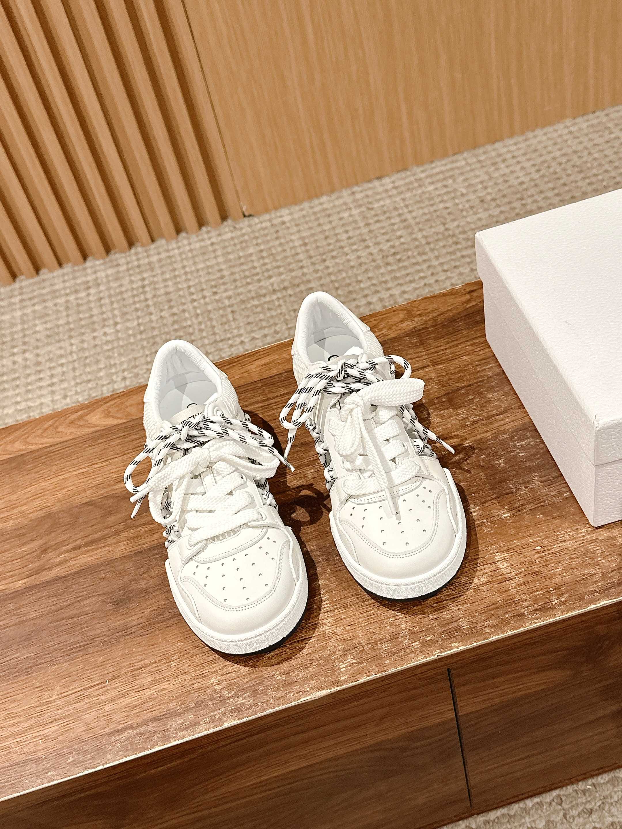 NO:253164,#Dior's new couple size hollowed-out two-color lace low-top sneakers This Dior First high-top sneakers are a new product in the 2025 spring and summer ready-to-wear series, reinterpreting the classic logo of sportswear from the high-order perspective of Dior. White cowhide with white mesh fabric, side hollow decorations and two-color lace details complement the pair of shoelaces on the front. The two-color tongue decorated with the Christian Dior Paris logo and rubber sole can be matched with various casual styles of this season to add a classic style. Original mold opening technology fabric punctuated calfskin sheepskin inner original lucky star outsole Size35-44M, casual shoes/sports shoes, dior, dior, sneakers, cowhide, sheepskin19860909#迪奥新款情侣码镂空双色鞋带低帮运动鞋 这款 Dior First 高帮运动鞋是2025春夏成衣系列新品,以 Dior 的高订视角重新诠释运动服饰经典标识.白色牛皮革搭配白色网眼织物,侧面镂空装饰搭配双色鞋带细节,与正面的双鞋带相得益彰.饰以 Christian Dior Paris 标志的双色鞋舌搭配橡胶鞋底,可与本季的各式休闲造型搭配,增添经典格调. 原版开模科技布拼小牛皮 羊皮内里 原版幸运星大底 Size35-44M,休闲鞋/运动鞋,dior,dior,sneakers,cowhide,sheepskin,Women's Shoes