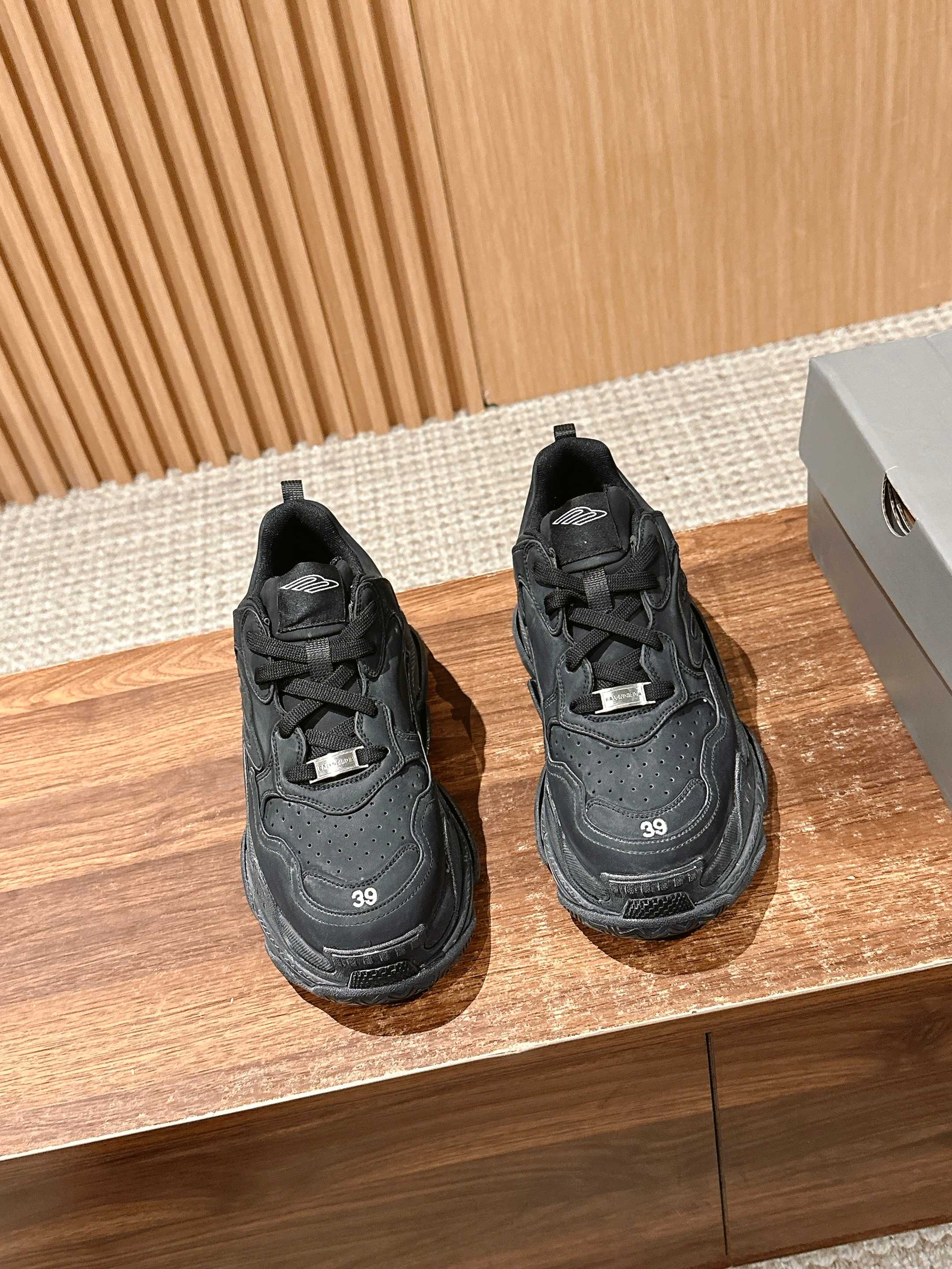 NO:253166,Balenciaga’s new Triple S collided with 3B Sports Icon Today, I bring you a super cool shoe - Balenciaga’s new Triple S!  The design of this shoe is inspired by the classic Cargo 3B Sports Icon elements, but it is not as exaggerated as Cargo. It is really fashionable and practical. First of all, the color of this shoe is black, which is a color that will never be outdated!  Moreover, its aging effect is also very good, giving people a retro feel. Secondly, the design of this shoe is very unique, and it combines Triple S and 3B Sports Icon to form a new style. This style has both a sporty and street style, which is very suitable for friends who like to hike. ♂♀ Finally, the comfort of this shoe is also very high, and it can make you feel relaxed and comfortable whether you are walking or running. So, if you are also a person who loves sports, then this shoe is definitely worthy of your possession!  Size35-45M, casual shoes/sports shoes, balenciaga, sneakers19860909巴黎世家新款Triple S撞上3B Sports Icon 今天给你们带来一款超级酷的鞋子——巴黎世家的新款Triple S！这款鞋的设计灵感来源于经典的Cargo 3B Sports Icon元素,3但又没有Cargo那么夸张,真的是既时尚又实用呢. 首先,这款鞋的颜色是黑色的,这可是永远不会过时的颜色哦！而且它的做旧效果也做得非常好,给人一种复古的感觉. 其次,这款鞋的设计非常独特,它将Triple S和3B Sports Icon结合在一起,形成了一种新的风格.这种风格既有运动感,又有街头风,非常适合喜欢徒步的朋友们.♂♀ 最后,这款鞋的舒适度也是非常高的,无论是走路还是跑步,都能让你感到轻松自如.所以,如果你也是一个热爱运动的人,那么这款鞋绝对值得你拥有！ Size35-45M,休闲鞋/运动鞋,balenciaga,sneakers,Women's Shoes