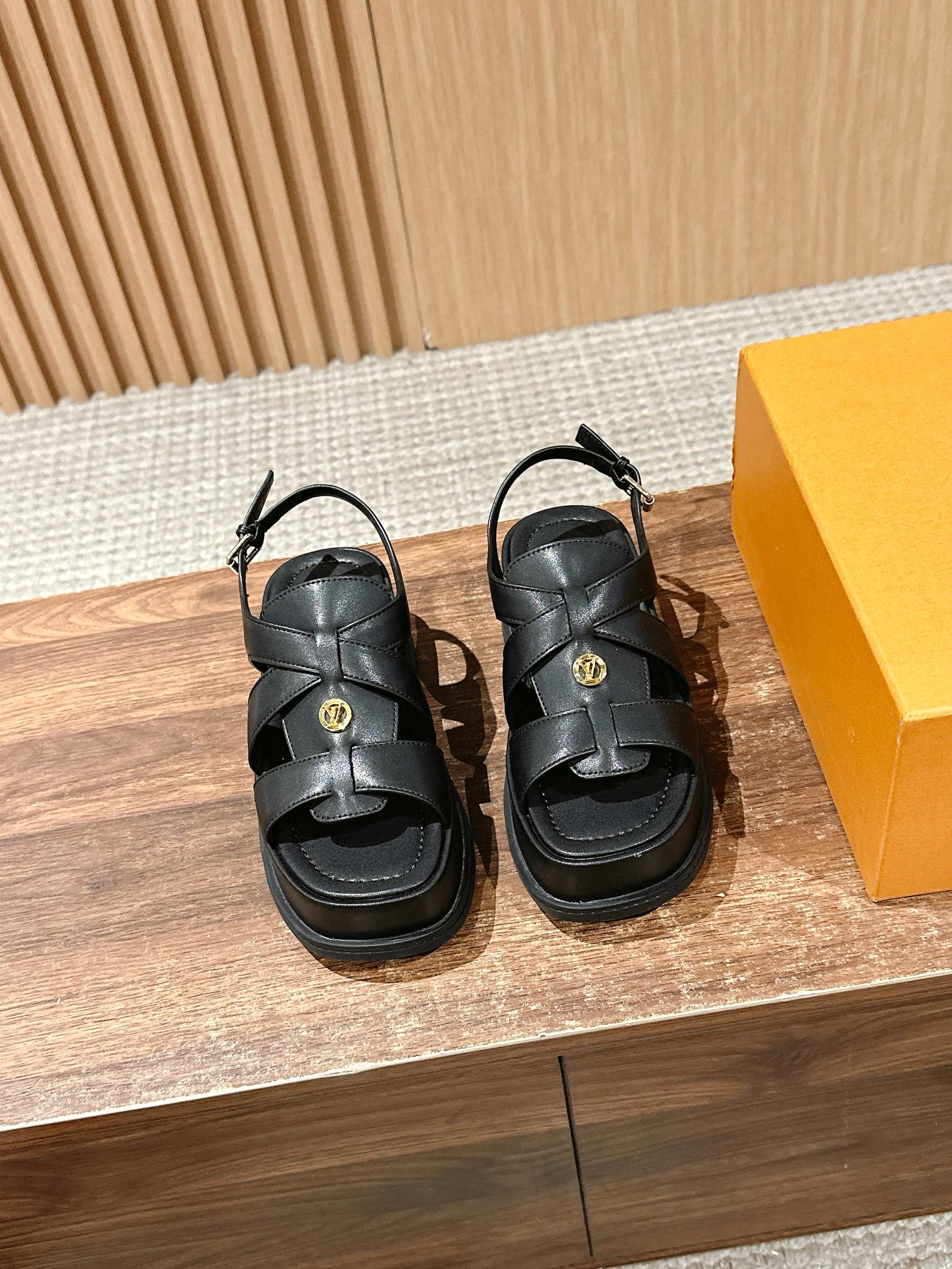 NO:253160,/ Louis Vuitton Spring and Summer Jelly Sandals This Maya Flatform sandals are made of smooth cowhide leather, allowing wide shoelaces to shuttle between the leather tongue, and then inject the brand essence with the metal LV Circle logo. Light leather thick sole perfect and elegant style Thick sole 5cm Size35-39 (40 custom made without return or exchange), sandals, christian louboutin, louis vuitton, louis vuitton, tom ford, sandals, cowhide19860909/ 路易威登春夏果冻凉鞋 本款 Maya Flatform 凉鞋选用光滑牛皮革,令宽幅鞋带穿梭于皮革鞋舌之间,再以金属 LV Circle 标识注入品牌底蕴.轻盈皮革厚底完善雅致风范 厚底5cm Size35-39（40定做不退换）,凉鞋,christian louboutin,louis vuitton,louis vuitton,tom ford,sandals,cowhide,Women's Shoes