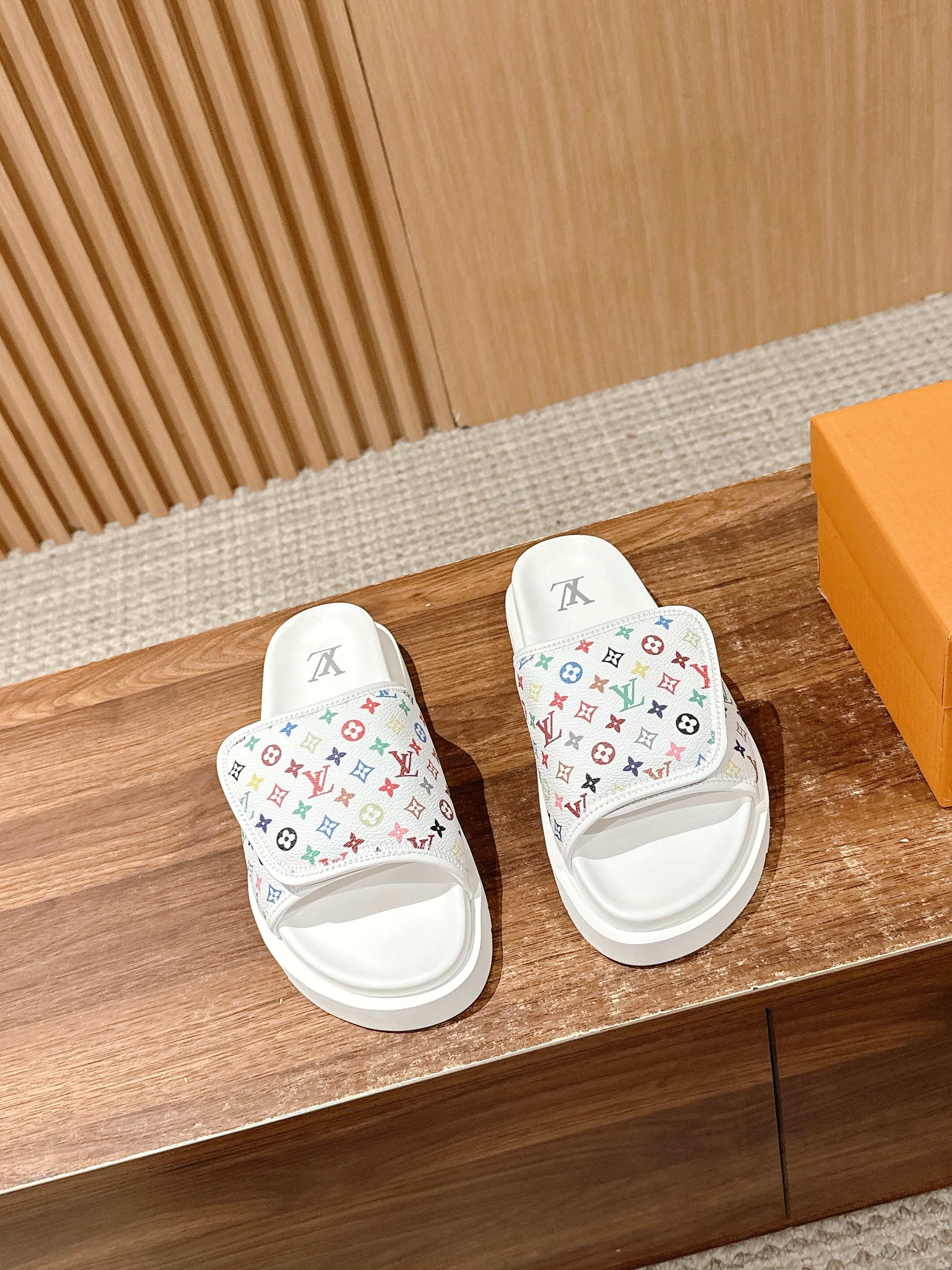 NO:240405,#Men's Size # Louis Vuitton Donkey Brand New Summer Casual Beach Slippers Full of Premium!  It’s a popular model from domestic and foreign bloggers, retro and fashionable, and is so handsome!  The official website recommends the money!  Miami Mules are made of Mini Monogram canvas, paying tribute to the theme of the men's collection. This unique piece features a wide strap that can be easily adjusted by Velcro for maximum comfort. This stylish style consists of anatomically insoles and ultra-light rubber sole in the same color as the upper. Velcro design for shoe cover, adjustable size, non-slip sole Size39-45 (38/45 custom made without return), slippers, louis vuitton, louis vuitton, slippers19860909#限男码 # 路易威登 驴牌夏日新款休闲沙滩拖鞋 高级感十足！国内外博主刷爆的一款,复古又时髦 上脚帅呆了！官网主推款！ Miami穆勒鞋采用Mini Monogram 帆布制成,向男士系列的主题致敬.这款独特的作品的特点是宽肩带,可通过 Velcro 轻松调节,确保最大的舒适度.这款时尚款式由符合解剖结构的鞋垫和超轻微型橡胶鞋底组成,颜色与鞋面相同. 鞋盖魔术贴设计,可以调节大小 防滑大底 Size39-45（38/45定做不退换）,拖鞋,louis vuitton,louis vuitton,slippers,Women's Shoes