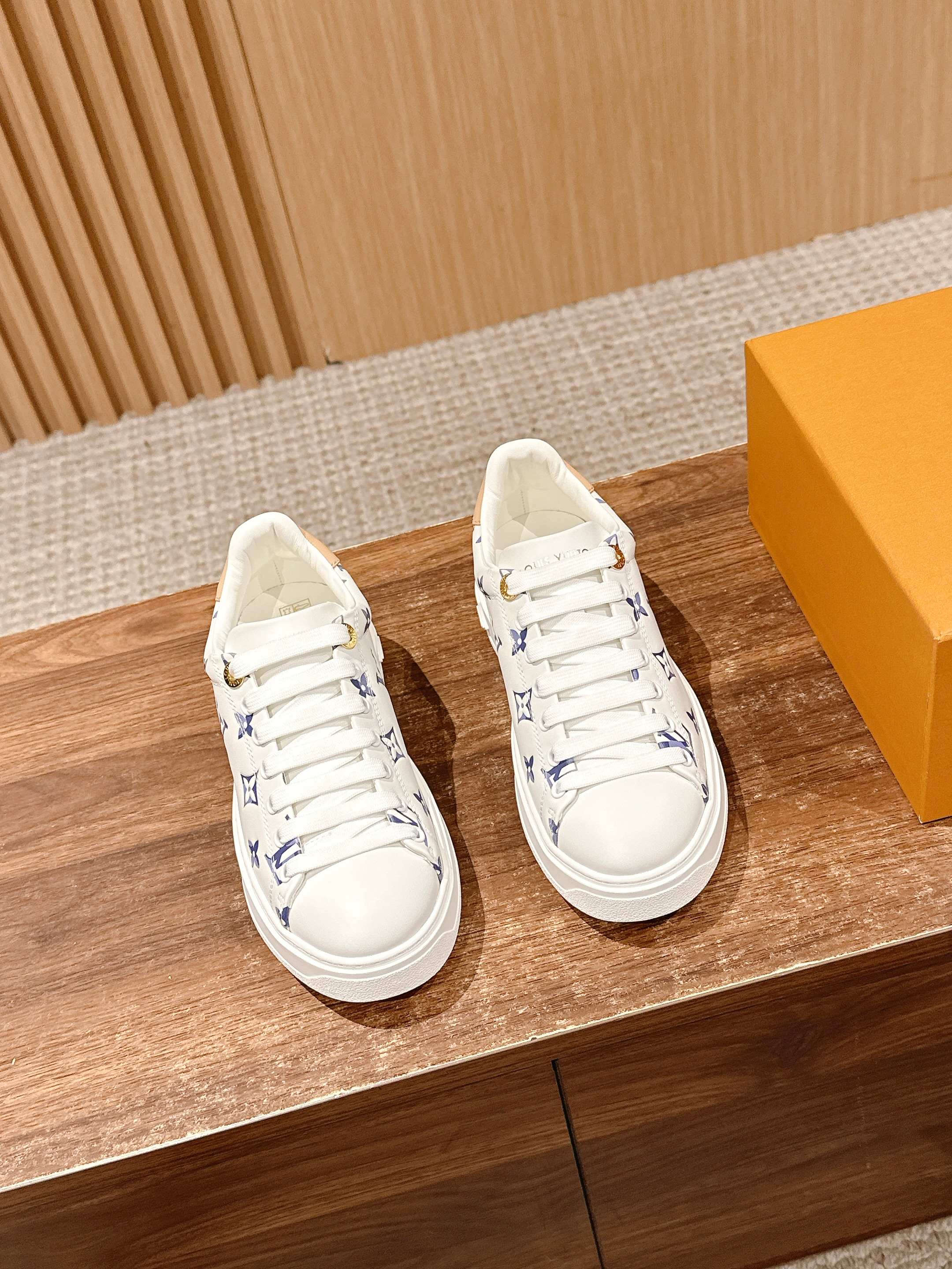 NO:253175,# New layout of classic thick-soled sneakers for donkeys. This Time Out sneakers are made of soft cowhide leather embossed mini Monogram pattern, renovating the classic design of L and v. 3D logo embellishment, thickened outsole, inscription eyelets and exquisite details Size35-39 (customized for 40/41), casual shoes/sports shoes, louis vuitton, louis vuitton, sneakers, cowhide19860909# 驴家经典厚底运动鞋新版面 本款Time Out 运动鞋为柔软牛皮革压印迷你 Monogram图案,焕新L,v 的经典设计.3D标识点缀,加厚凸纹外底,铭纹孔眼再添精致细节 Size35-39（40/41定做）,休闲鞋/运动鞋,louis vuitton,louis vuitton,sneakers,cowhide,Women's Shoes