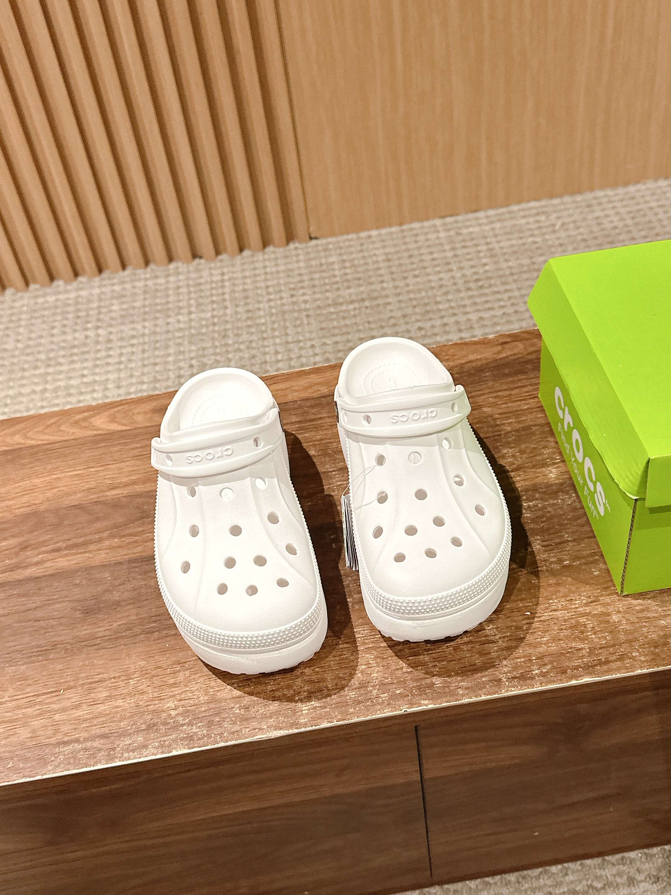 NO:240416,【Bella style】#Croslite's same style as the star's feet. It has been made of classic dual-purpose beach thick-soled high-height hole shoes in summer. Sandals and slippers. Ultra-light Croslite patented material. The upper is more durable and easy to clean. The shoe is light and comfortable in 2002. The classic Croslite is born. It adheres to the simple appearance and the original intention of wearing comfort. Continuously brings a comfortable wearing experience to consumers. Wear a 