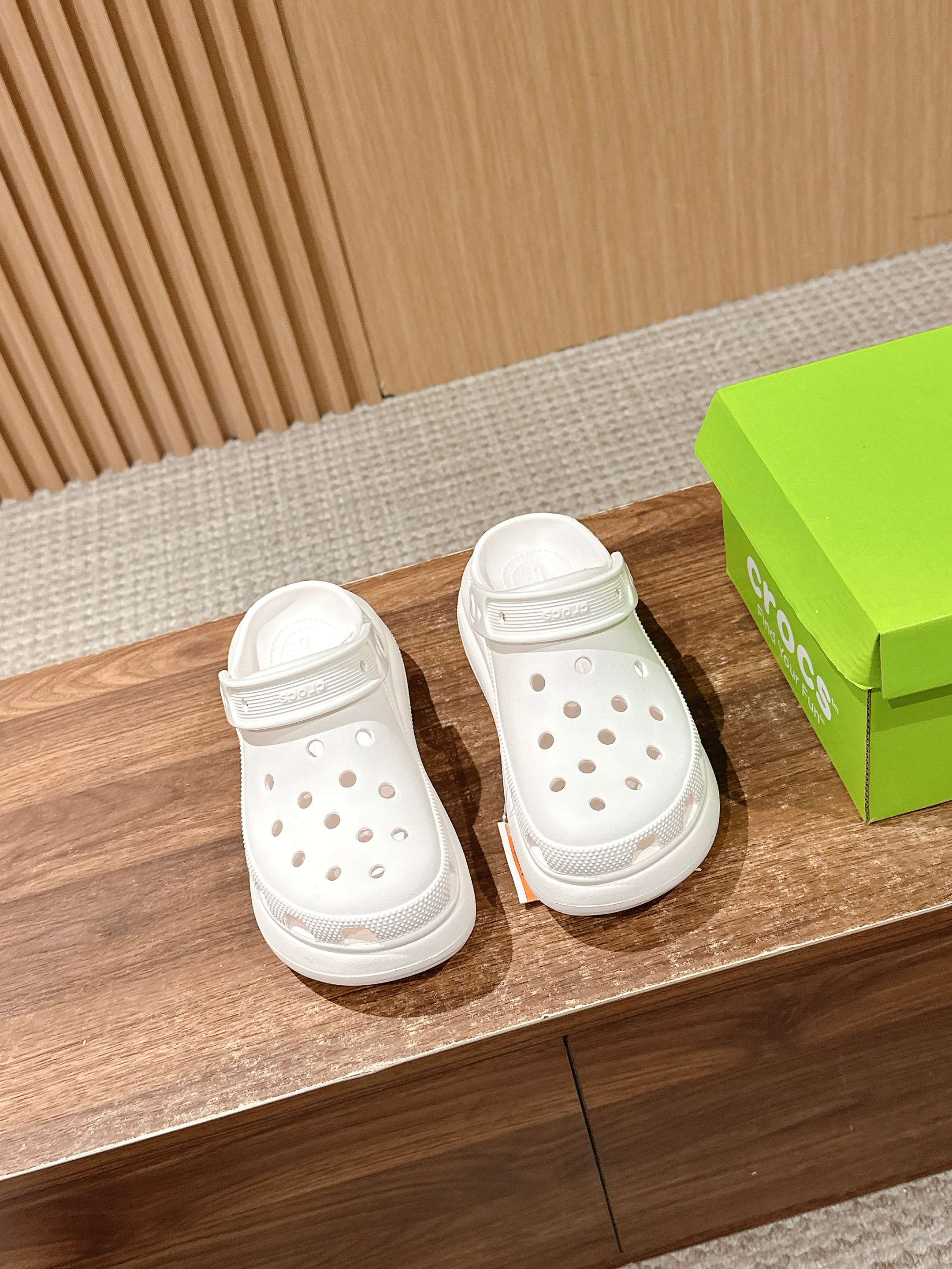 NO:240412,【Puff style】#Croslite's same style as the star's feet. It has been made of classic dual-purpose beach thick-soled high-height hole shoes in summer. Sandals and slippers. Ultra-light Croslite patented material. The upper is more durable and easy to clean. The shoe is light and comfortable in 2002. The classic Croslite is born. It adheres to the simple appearance and the original intention of wearing comfort. Continuously brings a comfortable wearing experience to consumers. Wear a 