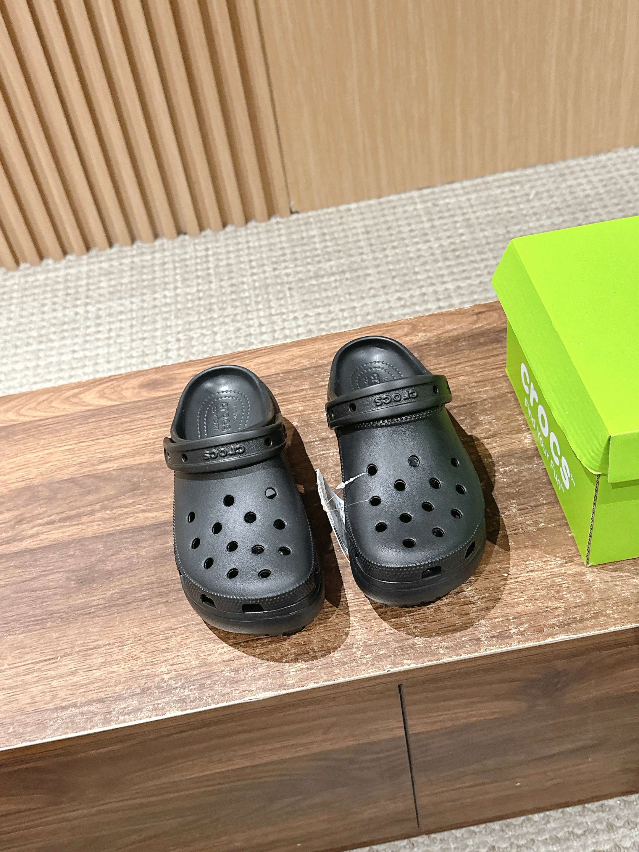 NO:239987,【Cloud Model】#Croslite's same style as the celebrity's feet. It has been made of classic dual-purpose beach thick-soled high-height hole shoes in summer. Sandals and slippers. Ultra-light Croslite patented material. The upper is more durable and easy to clean. The shoe is light and comfortable in 2002. The classic Croslite is born. It adheres to the simple appearance and the original intention of wearing comfort. Continuously brings a comfortable wearing experience to consumers. Wear a 