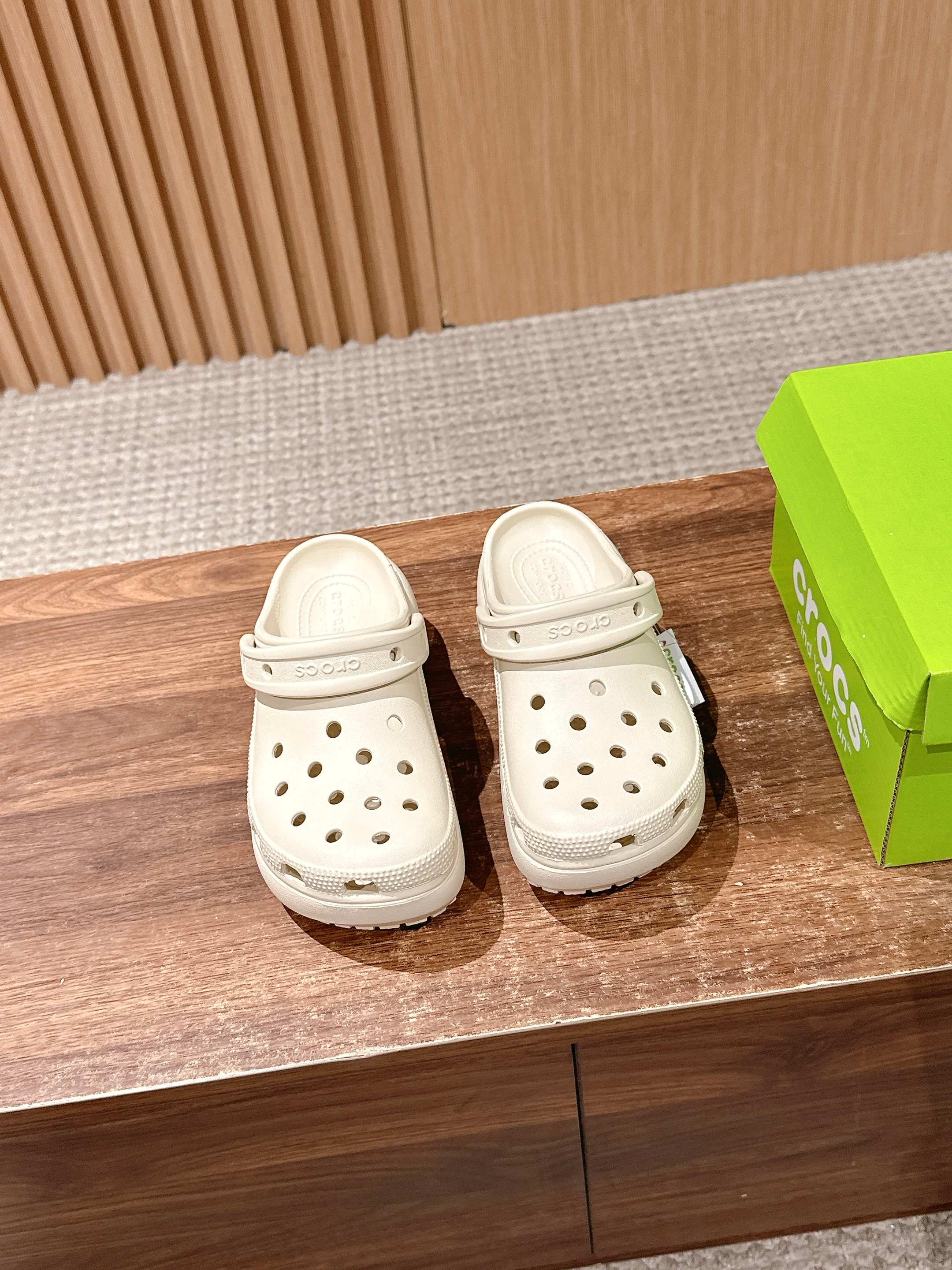 NO:240414,【Cloud Model】#Croslite's same style as the celebrity's feet. It has been made of classic dual-purpose beach thick-soled high-height hole shoes in summer. Sandals and slippers. Ultra-light Croslite patented material. The upper is more durable and easy to clean. The shoe is light and comfortable in 2002. The classic Croslite is born. It adheres to the simple appearance and the original intention of wearing comfort. Continuously brings a comfortable wearing experience to consumers. Wear a 