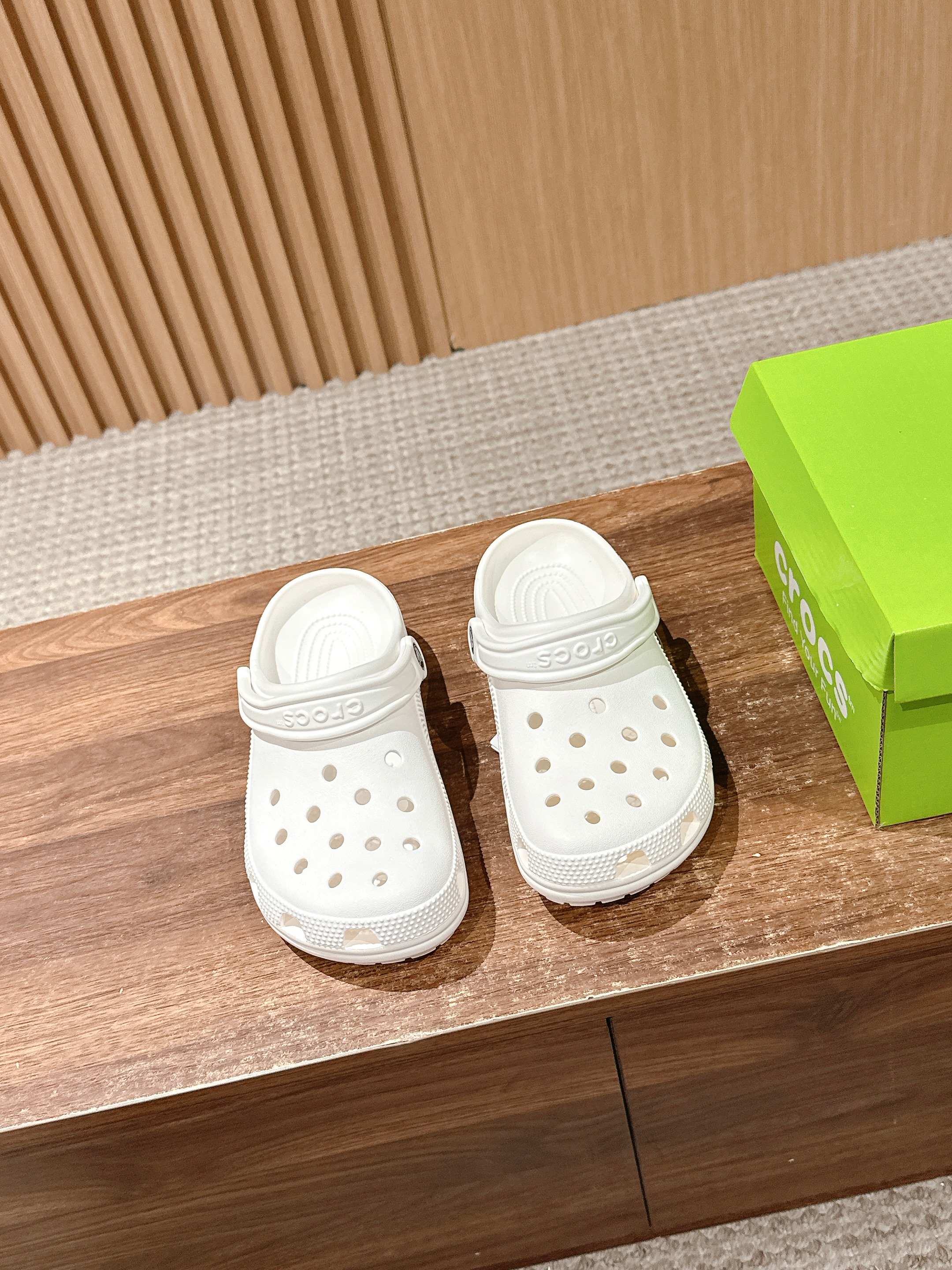 NO:240418,【Classic】#Crossy Celebrities' same style as the shoe. The classic dual-purpose beach thick-soled high-height hole shoes in summer. Sandals and slippers. Ultra-light Croslite patented material. The upper is more durable and easy to clean. The shoe is light and comfortable in 2002. The classic Croslite is born. It adheres to the simple appearance and the original intention of wearing comfort. Continuously brings a comfortable wearing experience to consumers. Wear a 