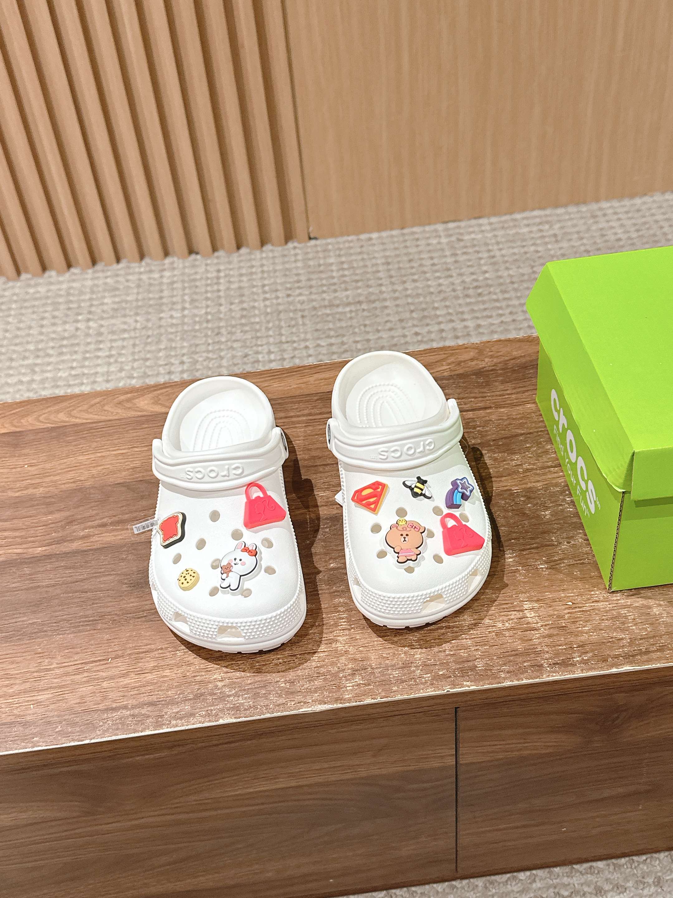 NO:240403,Randomly available. Fasteners, slippers, slippers19860909随机出. 种扣件搭配,拖鞋,slippers,Women's Shoes